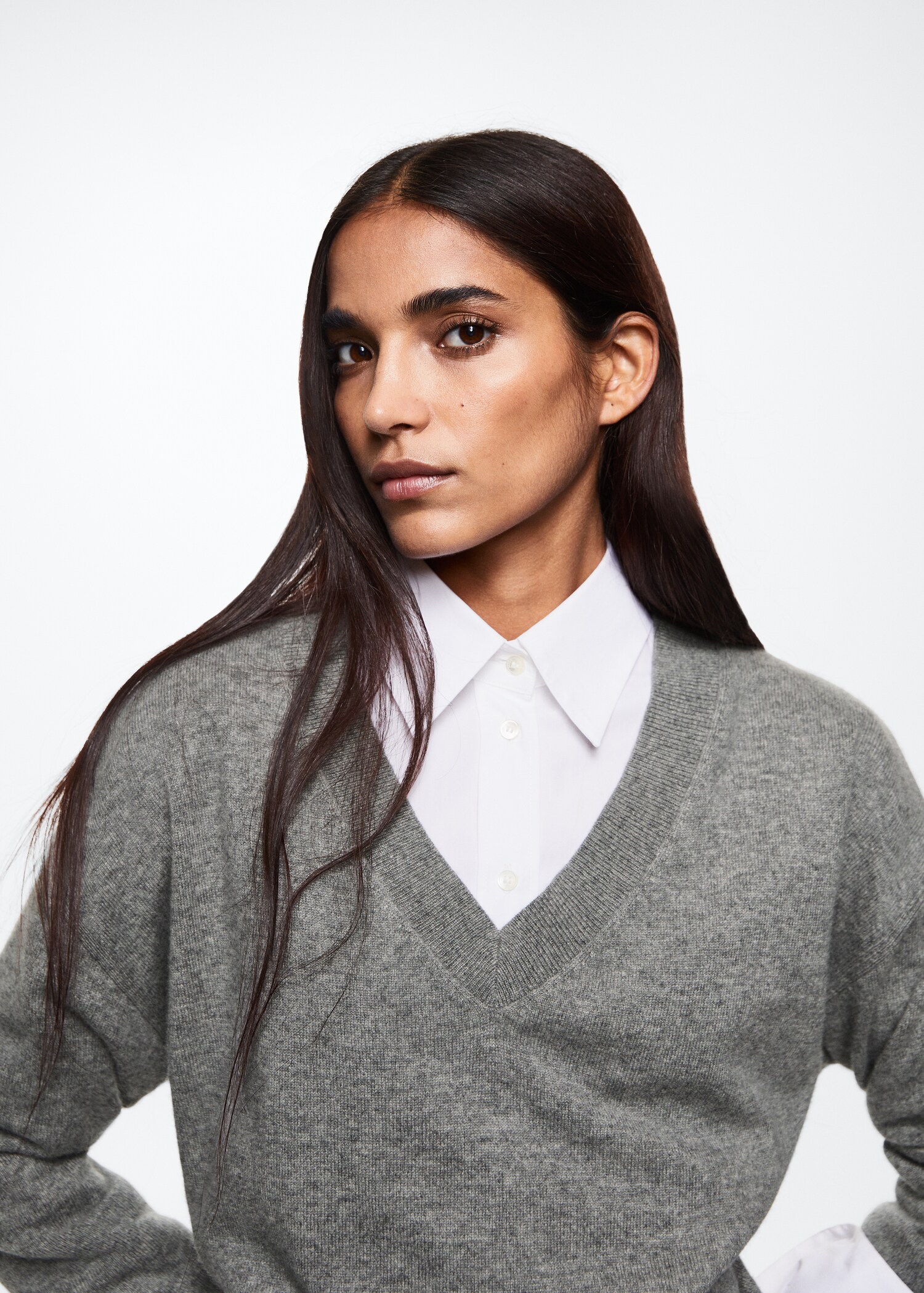V-neck cashmere sweater - Details of the article 1