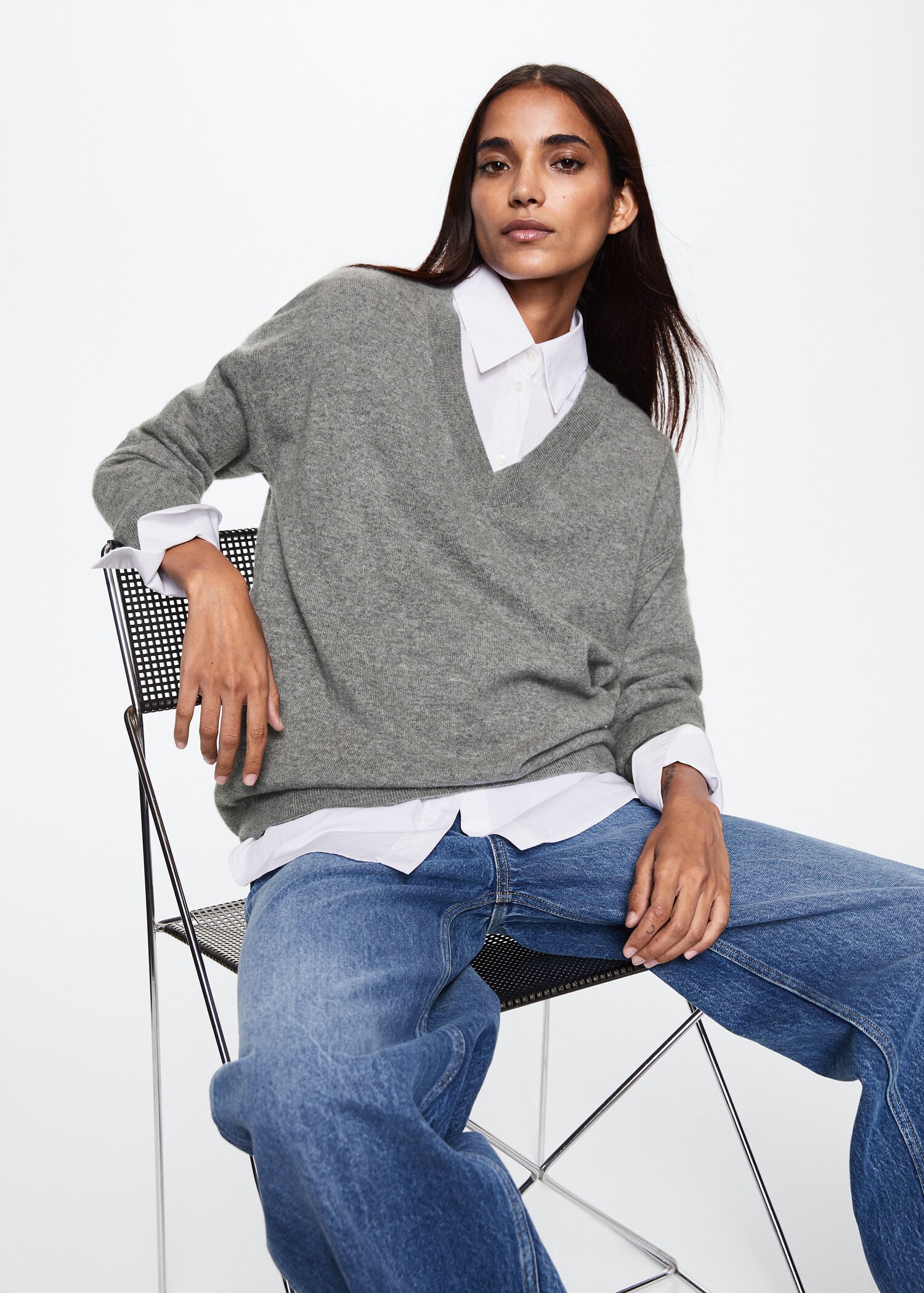 V-neck cashmere sweater - Details of the article 2