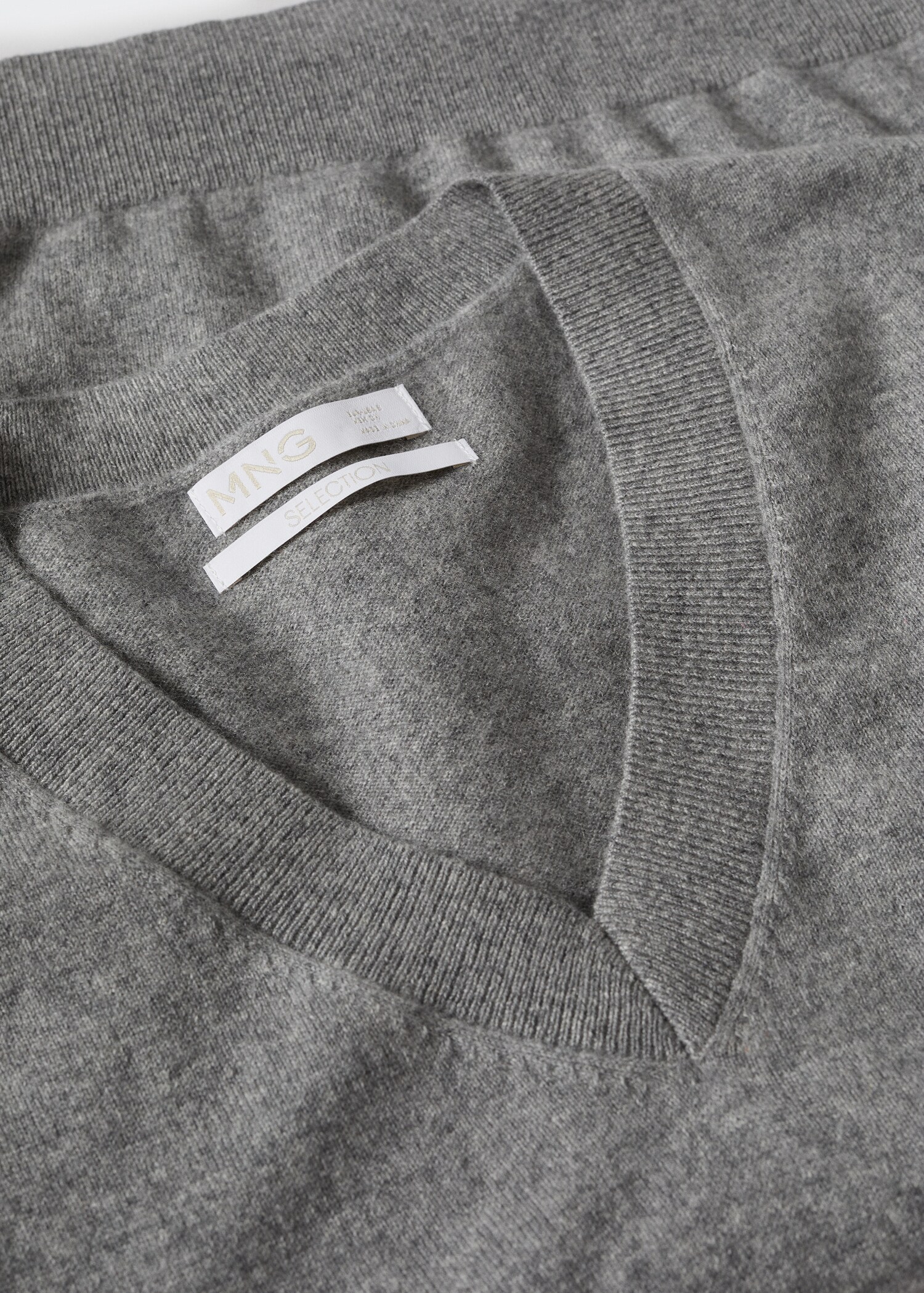 V-neck cashmere sweater - Details of the article 8