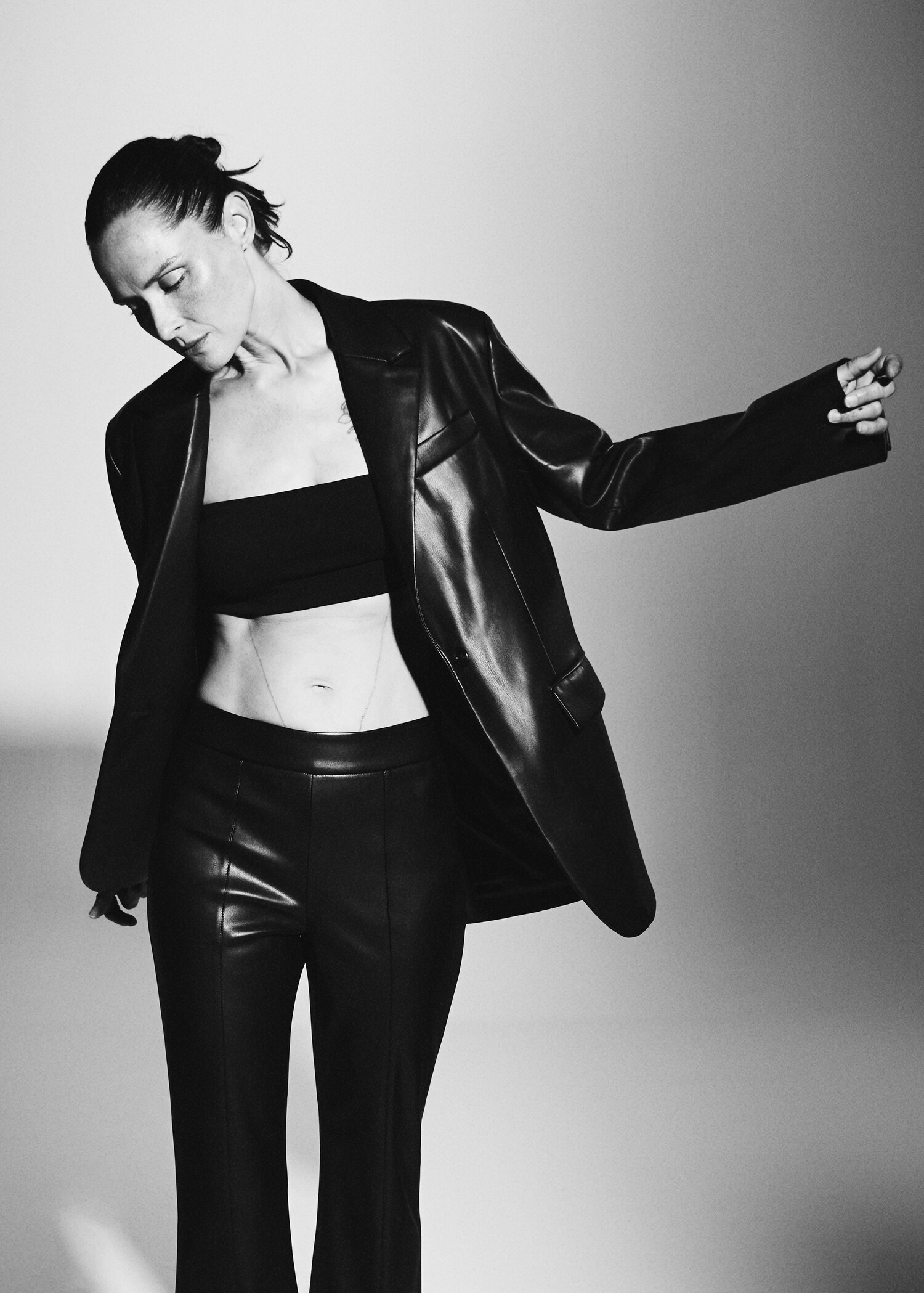 Leather-effect straight trousers - Details of the article 2