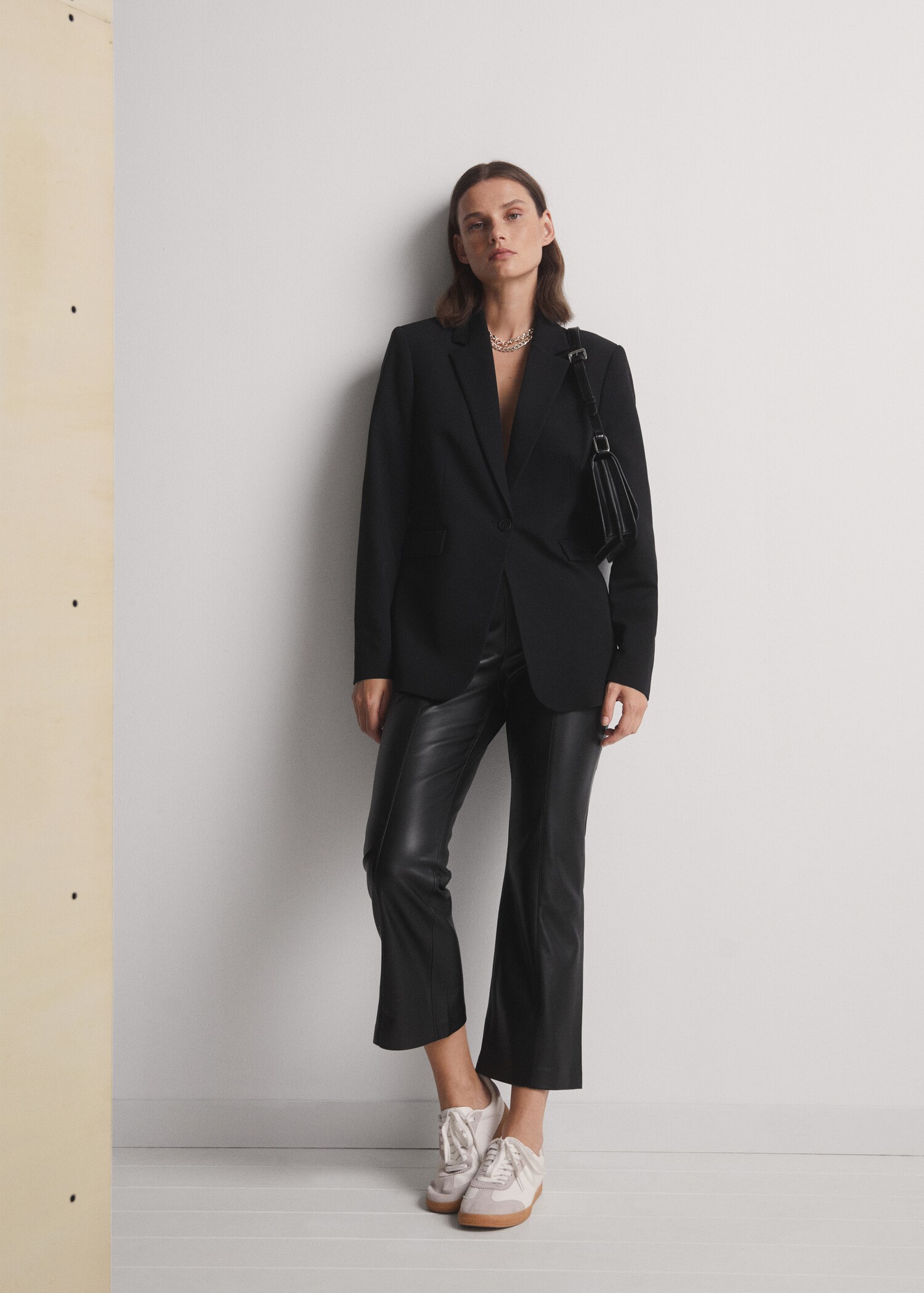 Leather-effect straight trousers - Details of the article 7