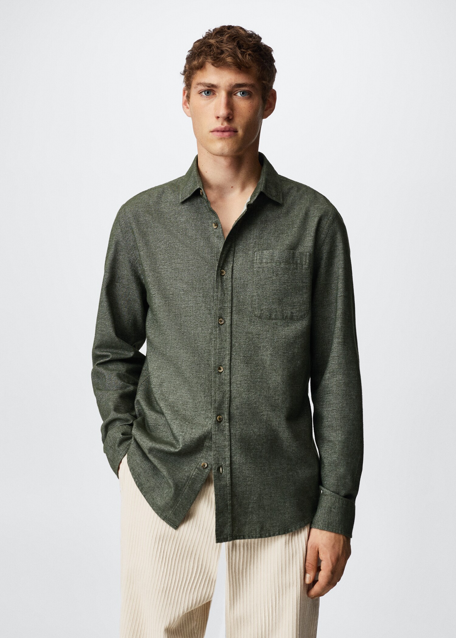 Chemise coton à poche - Plan moyen
