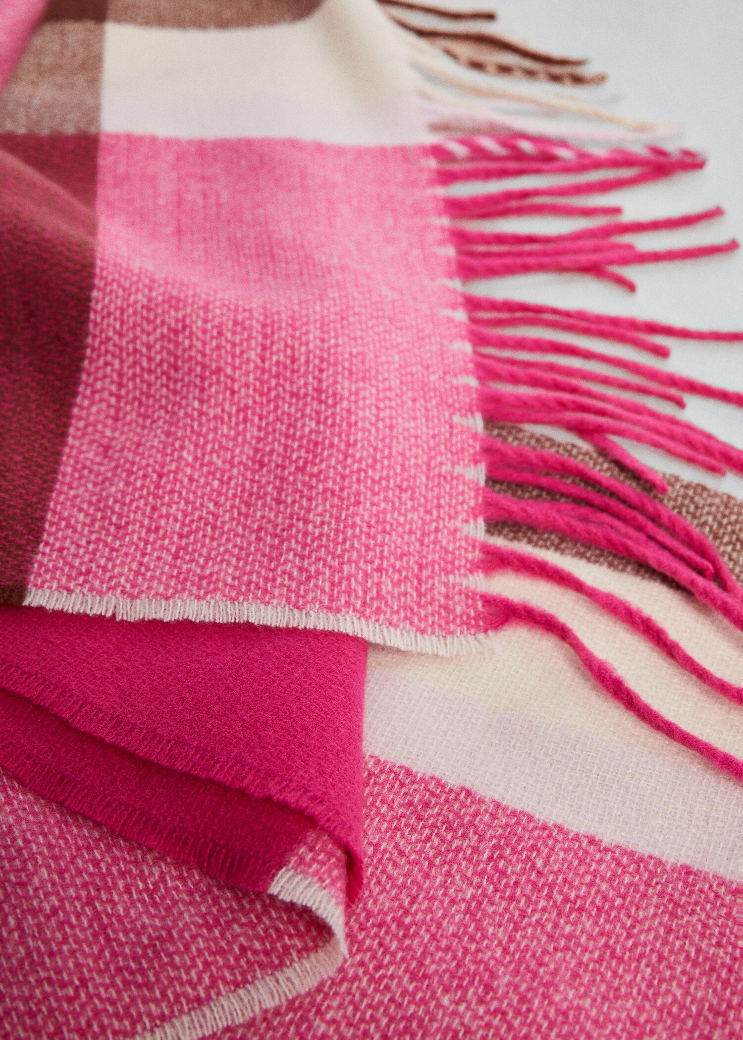 Fringed check scarf - Details of the article 1