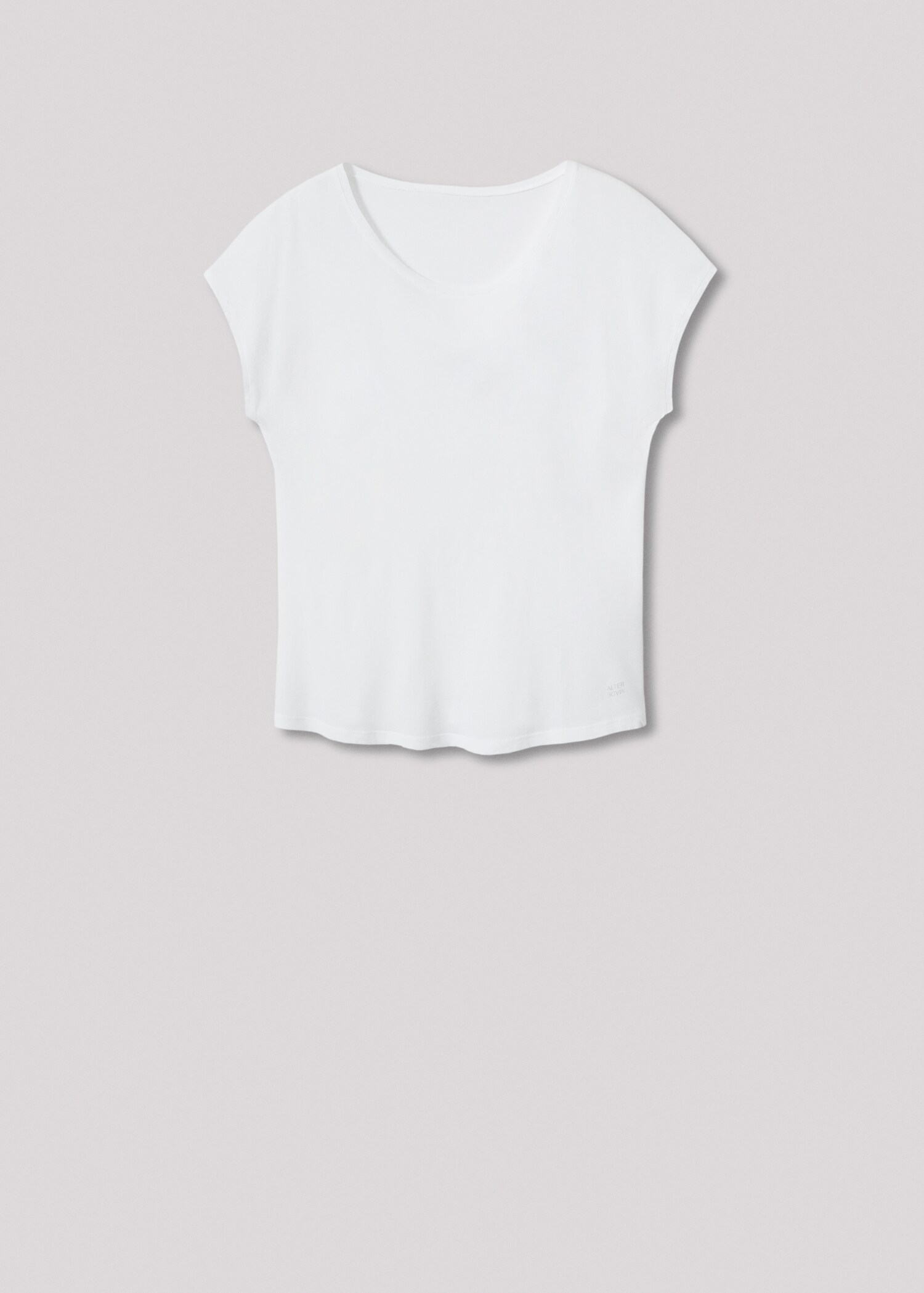  Hecho en España, para esta camiseta hemos elegido un diseño diferente, más relajado y casual gracias a su hombro caído sin mangas. Esta prenda es muy liviana, fluida y cómoda. Un básico de fondo de armario hecho en proximidad y con materiales orgánicos de alta calidad. . - Article without model