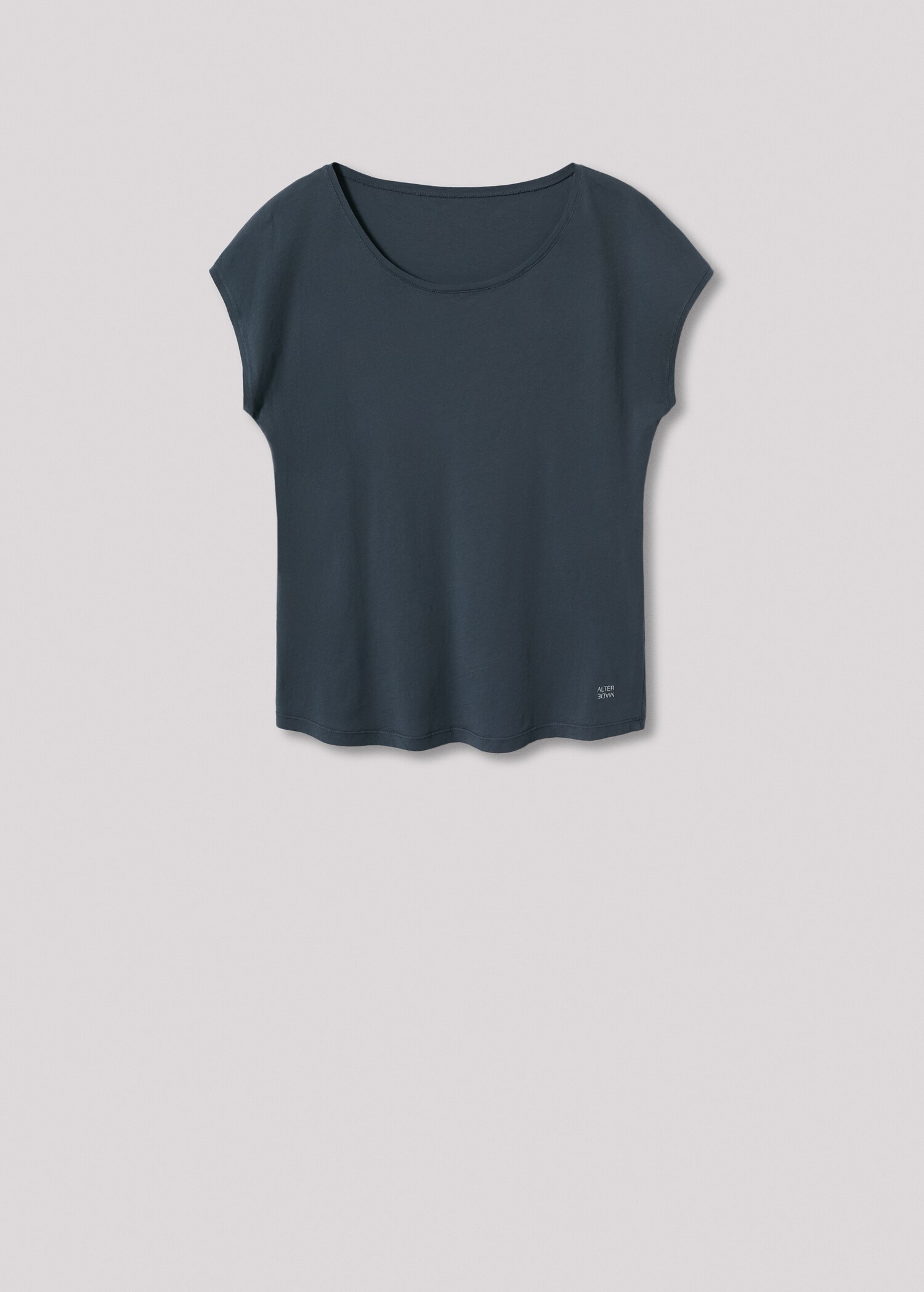  Hecho en España, para esta camiseta hemos elegido un diseño diferente, más relajado y casual gracias a su hombro caído sin mangas. Esta prenda es muy liviana, fluida y cómoda. Un básico de fondo de armario hecho en proximidad y con materiales orgánicos de alta calidad. . - Article without model