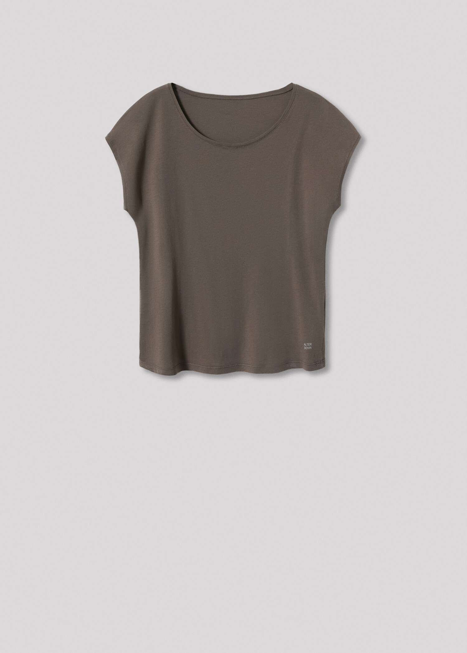  Hecho en España, para esta camiseta hemos elegido un diseño diferente, más relajado y casual gracias a su hombro caído sin mangas. Esta prenda es muy liviana, fluida y cómoda. Un básico de fondo de armario hecho en proximidad y con materiales orgánicos de alta calidad. . - Article without model