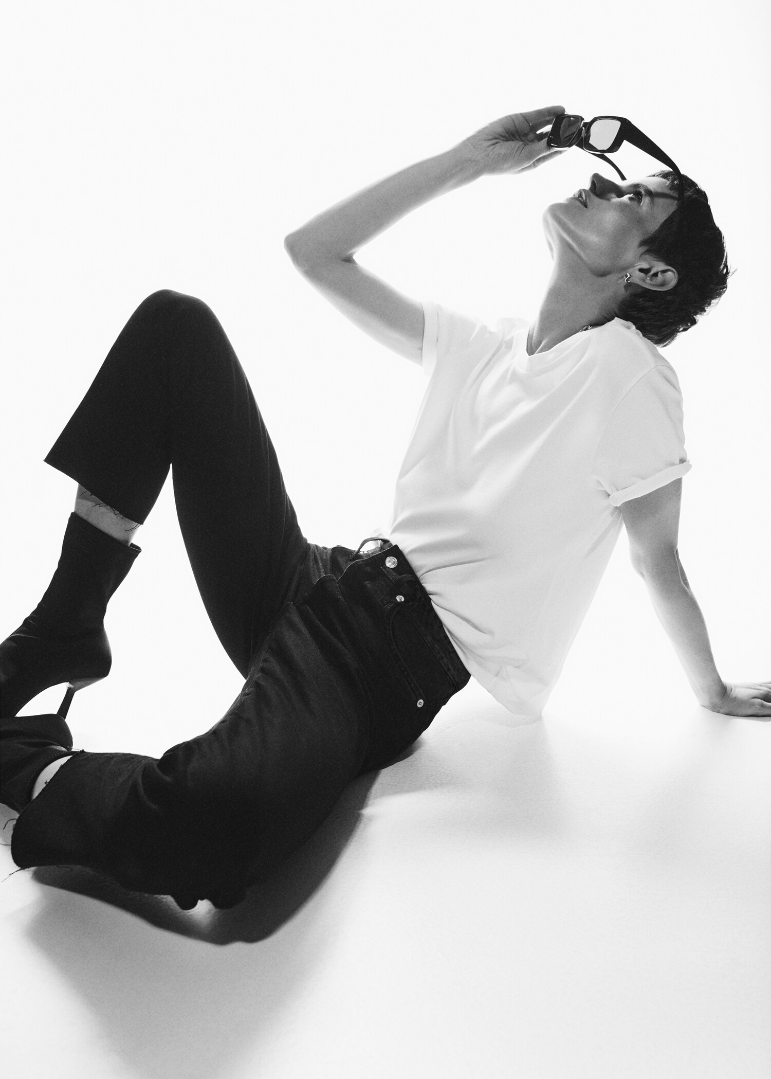 High-waist cropped straight jeans - Details of the article 1