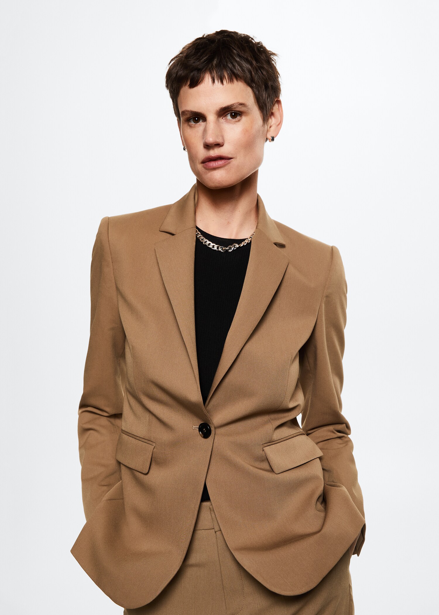 Americana traje entallada - Plano medio