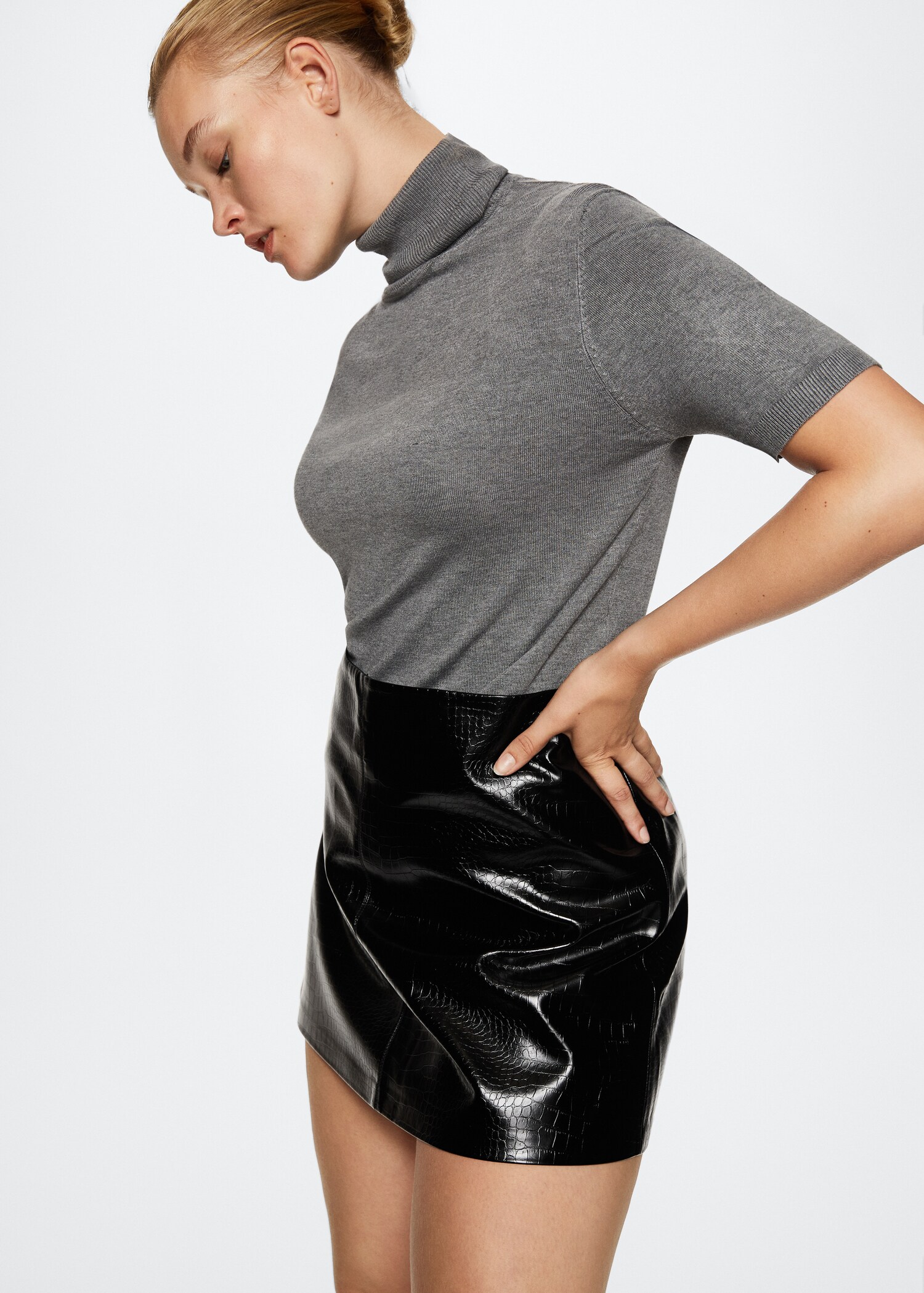 Crocodile-effect short skirt - Details of the article 4