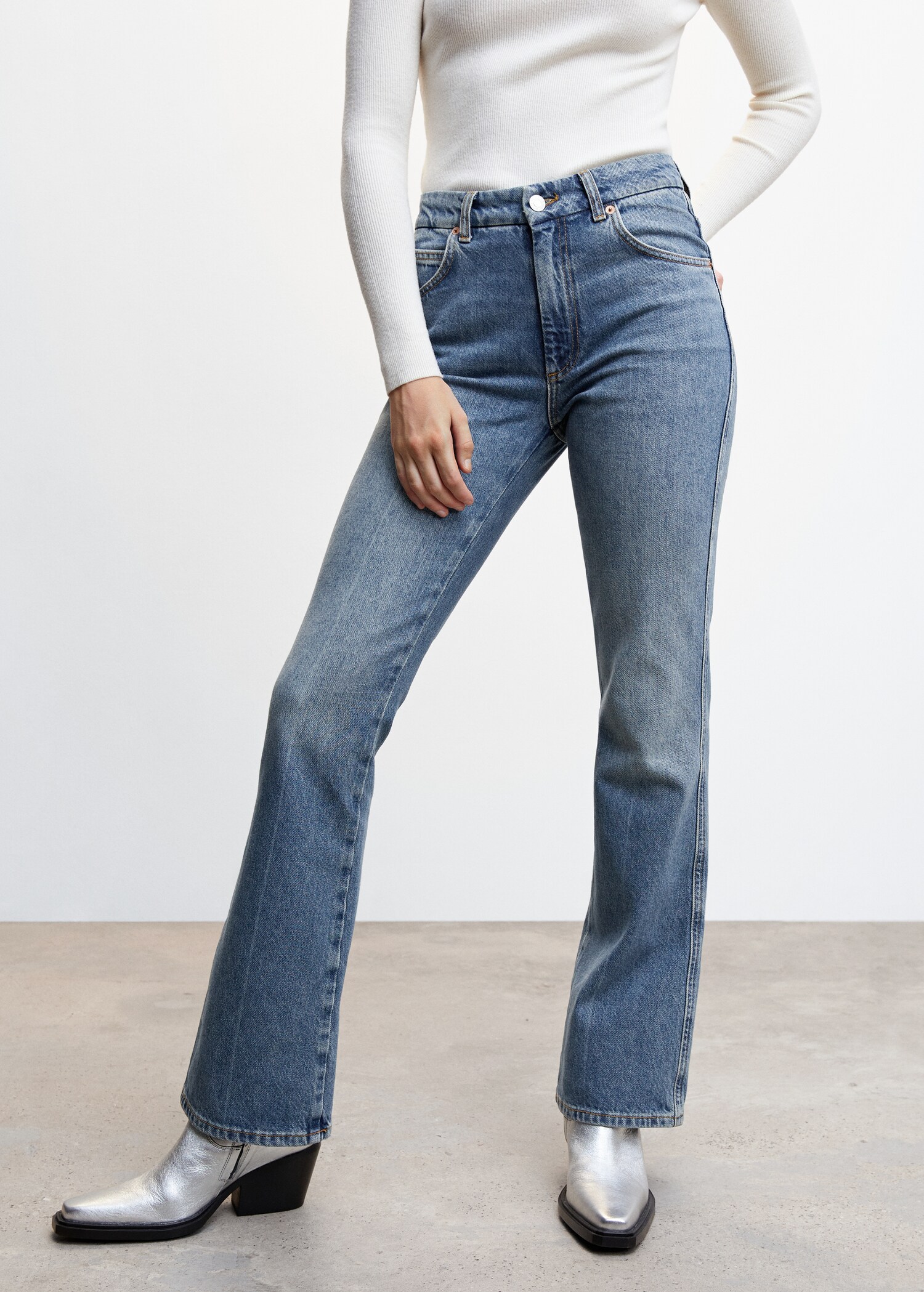 Jeans flare medelhög midja - Bild av mittparti