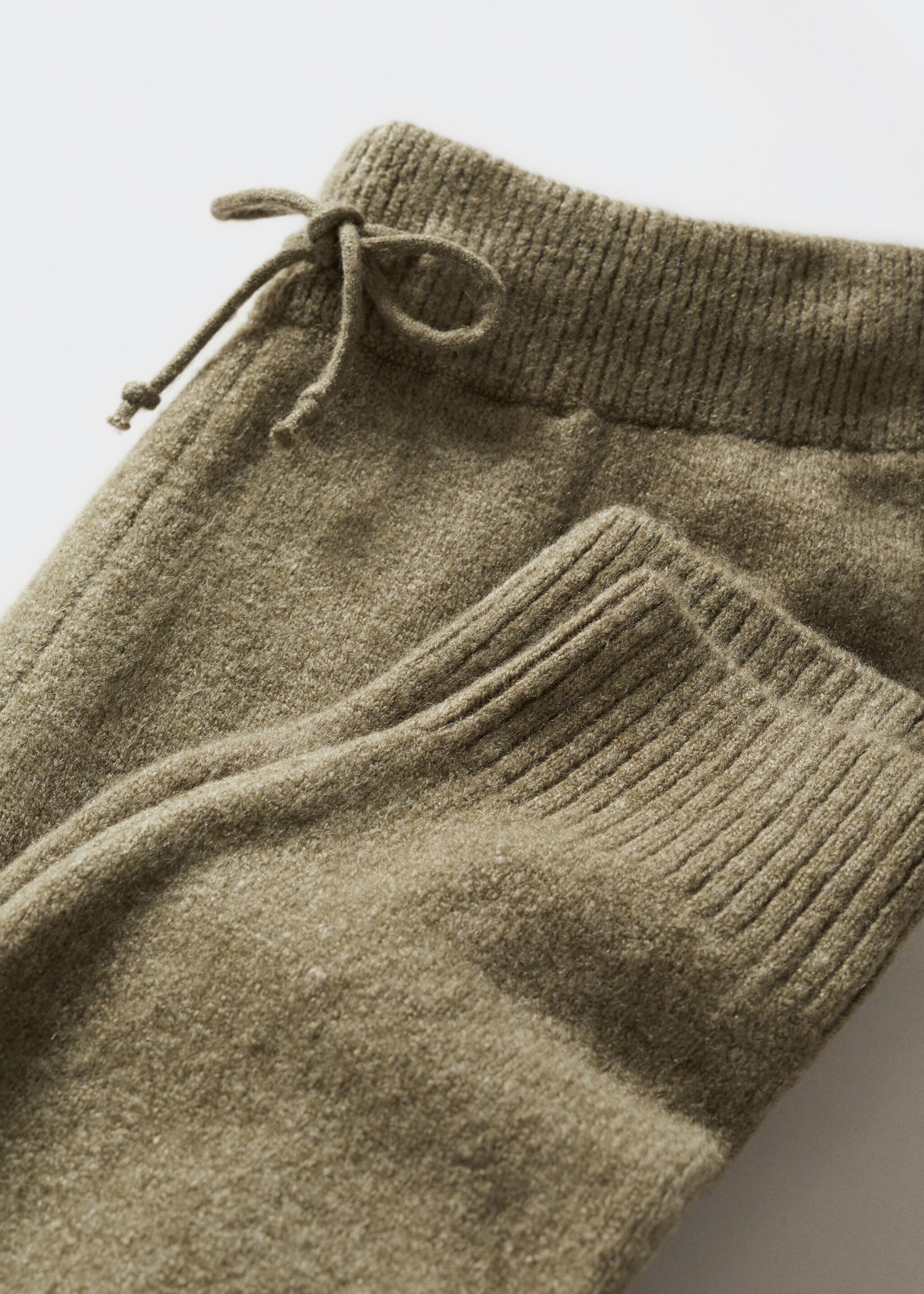 Cotton-linen knitted trousers  - Details of the article 8, Khaki. Ref: 37028256-00.
