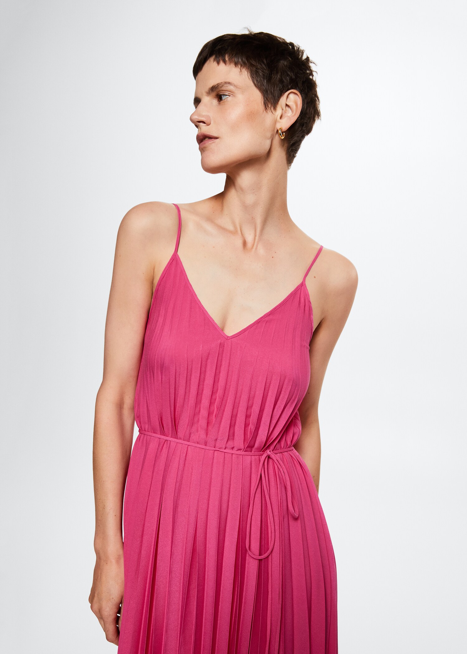 Vestido plissado cinto - Plano médio