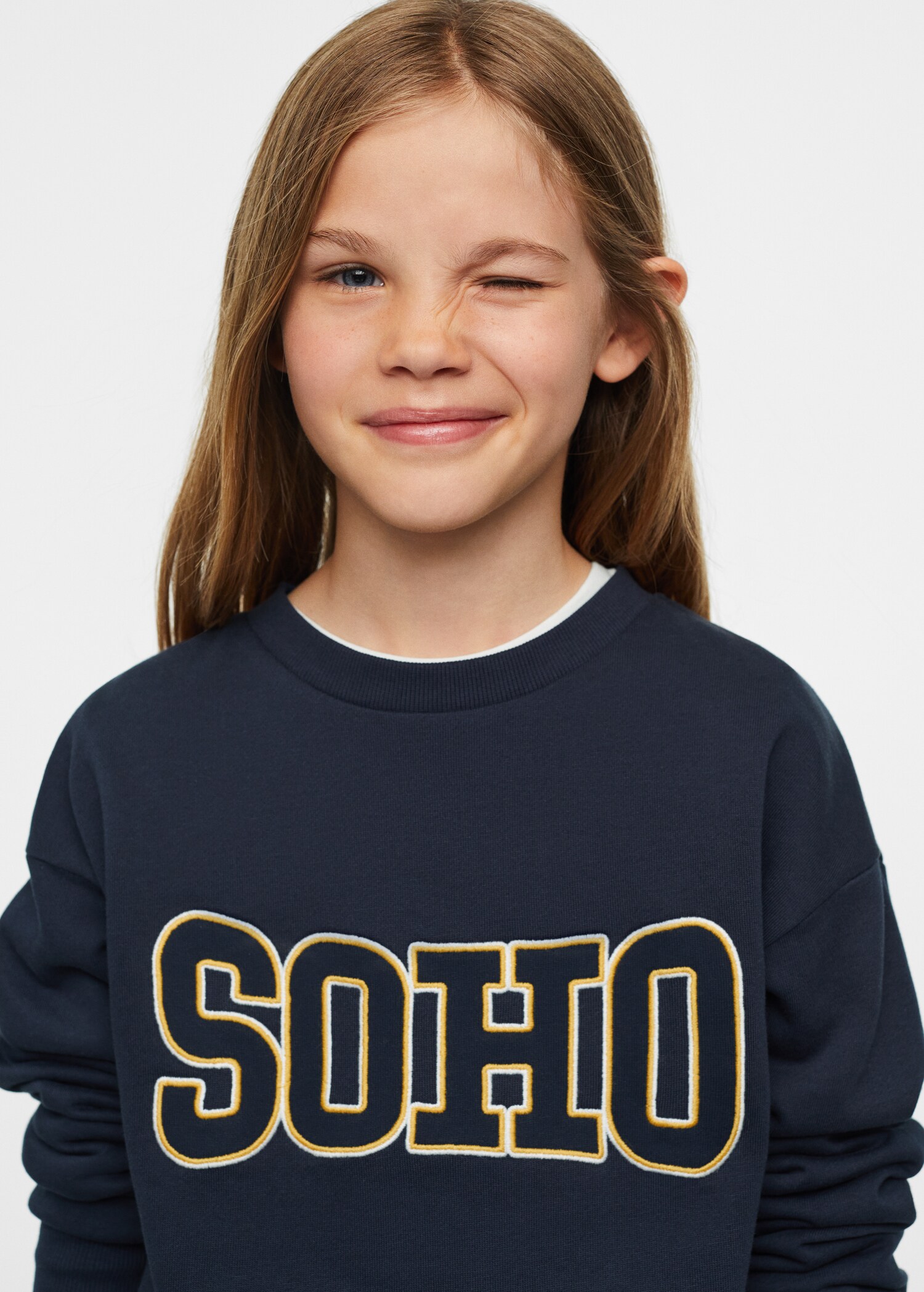Texturiertes Varsity Sweatshirt mit Stickerei - Detail des Artikels 3