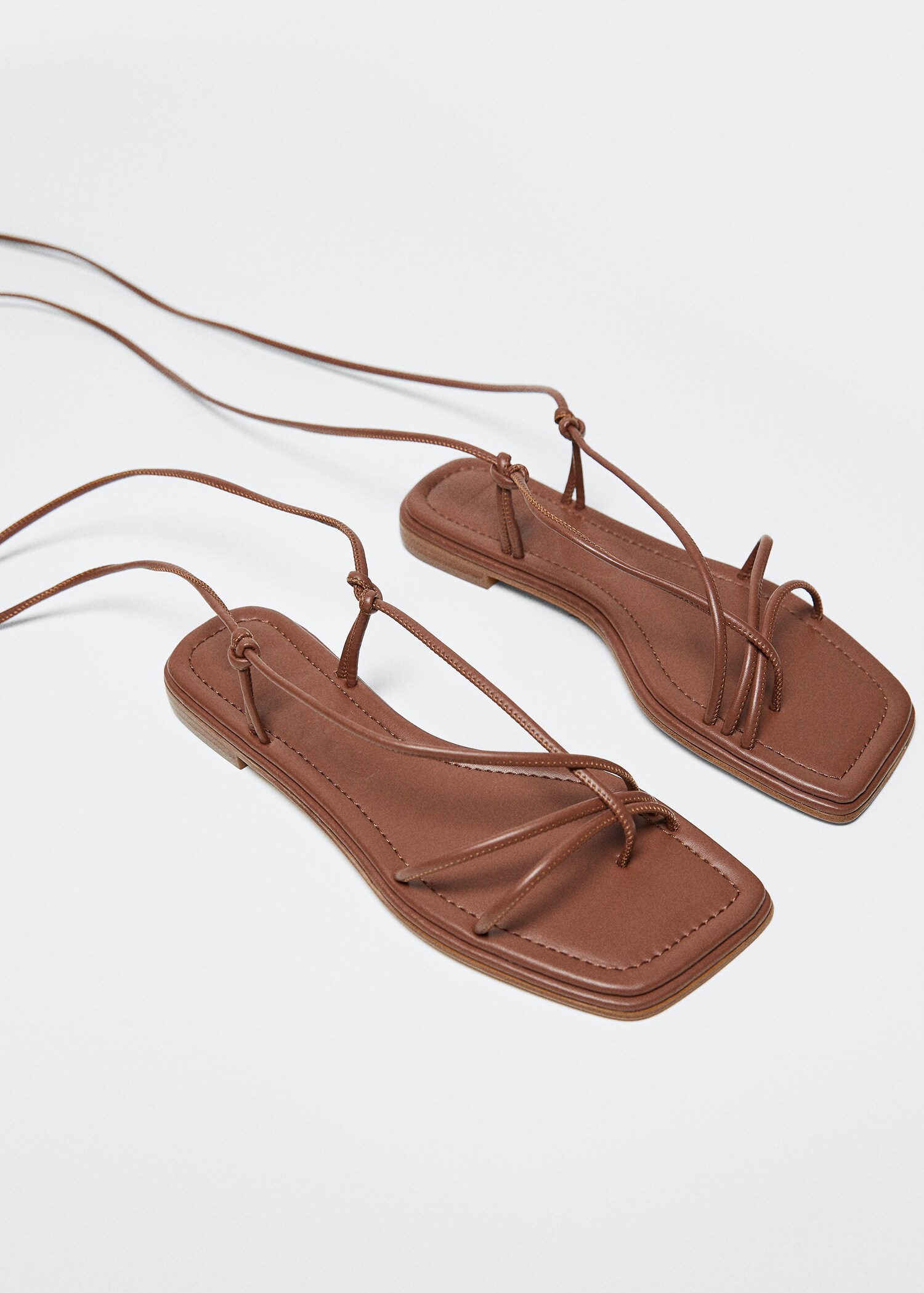 Sandalias cruzadas tiras - Plano medio