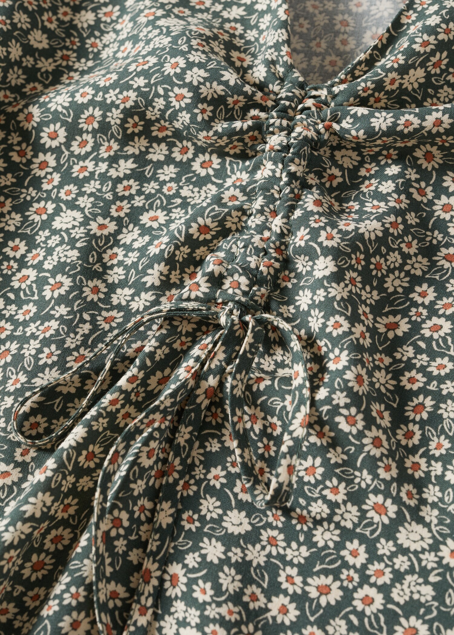 Kleid mit Blumendruck - Detail des Artikels 8