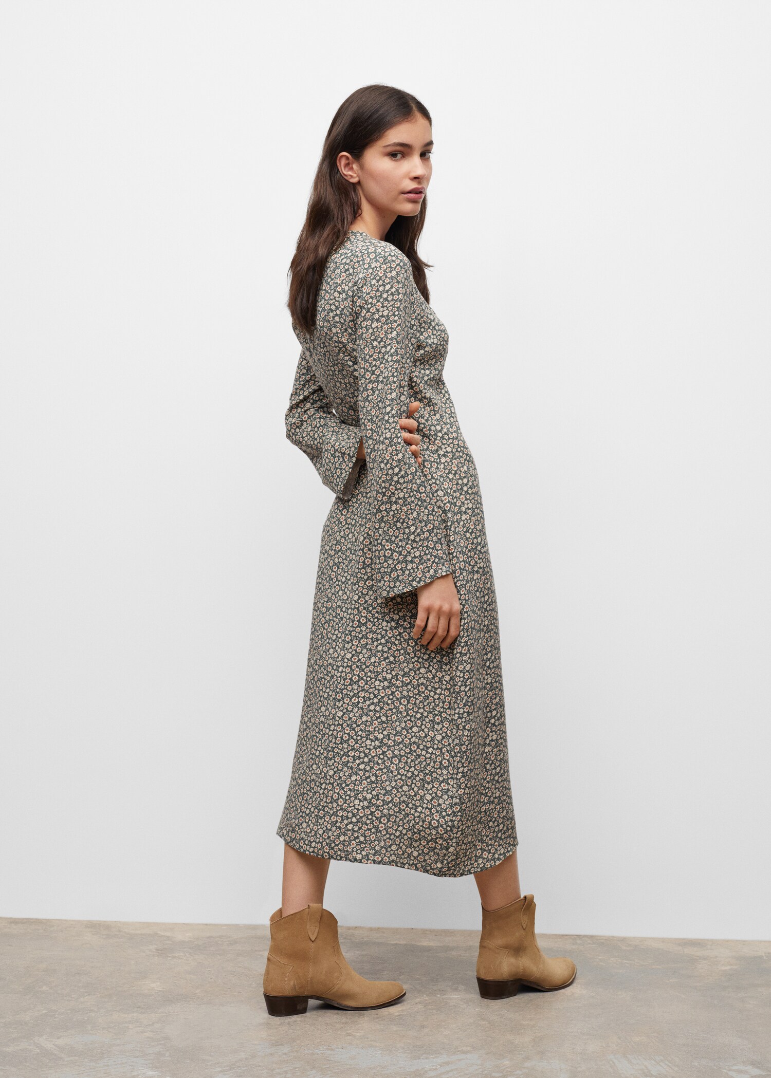 Kleid mit Blumendruck - Rückseite des Artikels