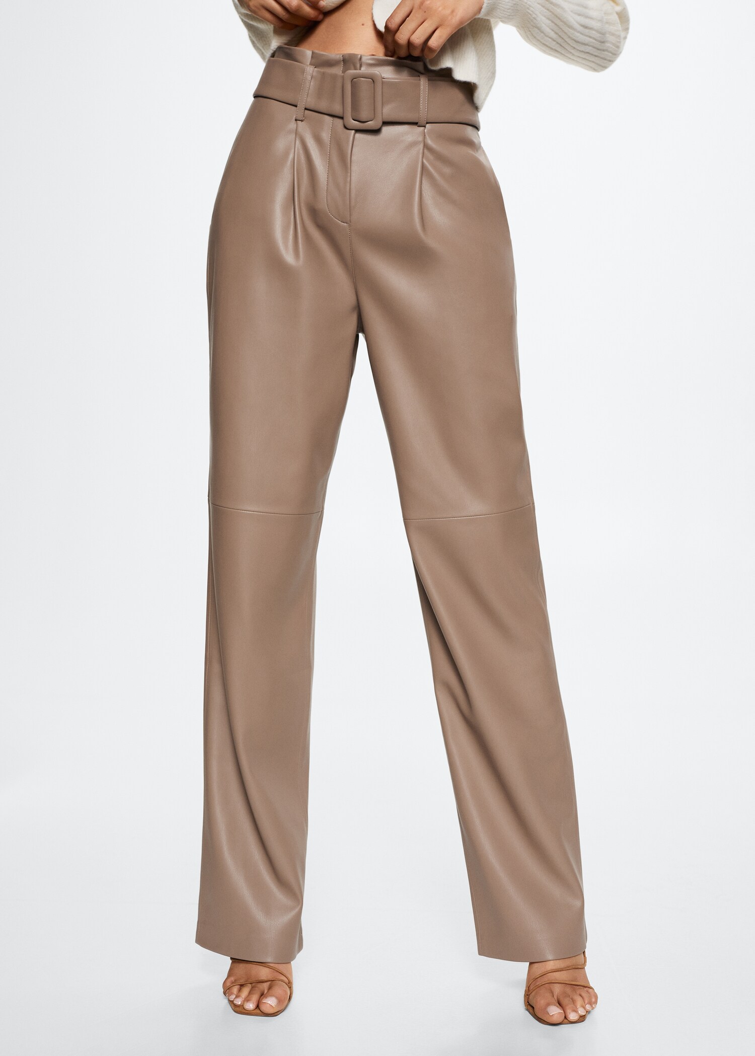 Pantalón recto efecto piel - Plano medio