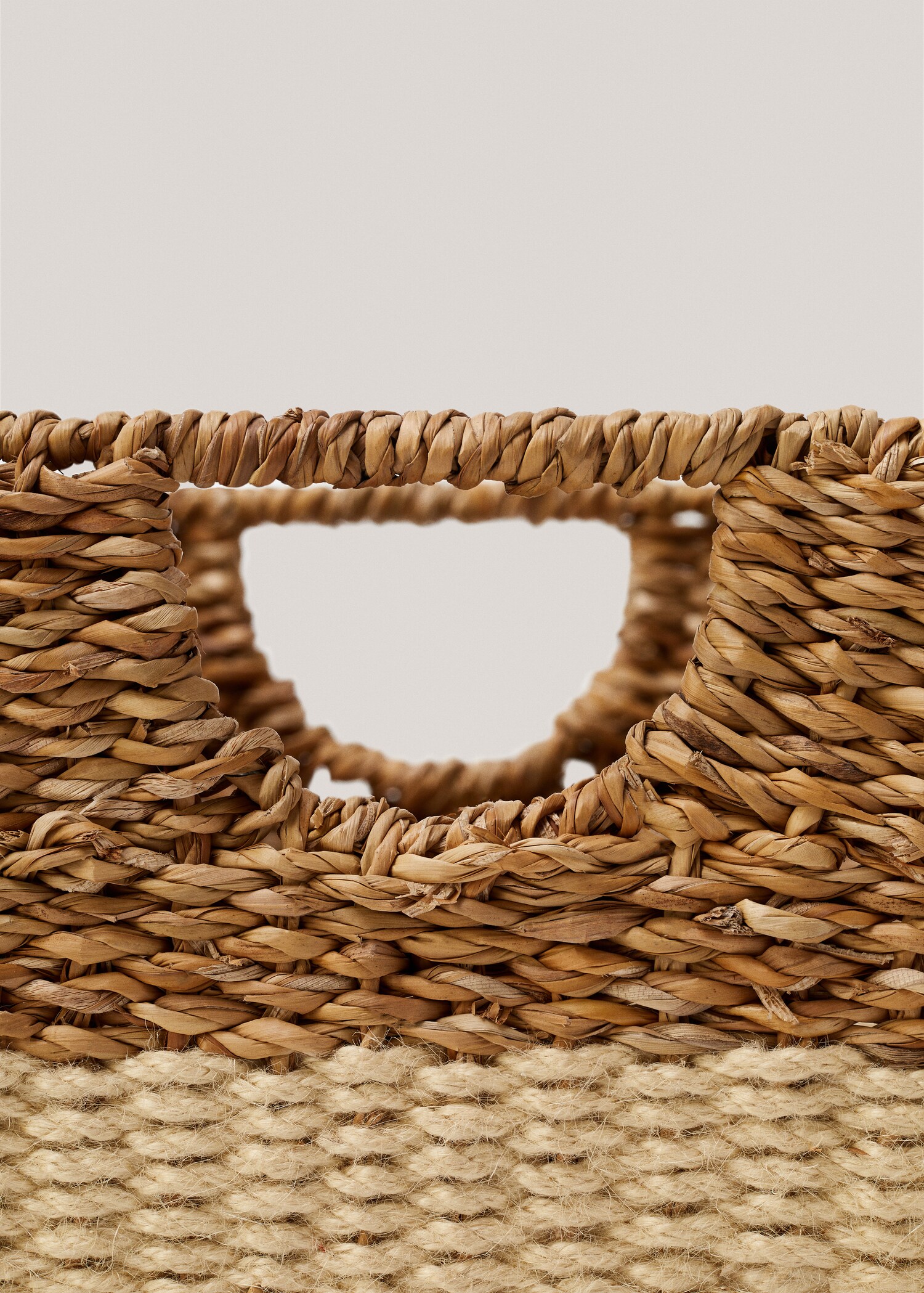 Cesta entrançada de fibras naturais 38 x 28 x 20 cm - Pormenor do artigo 2