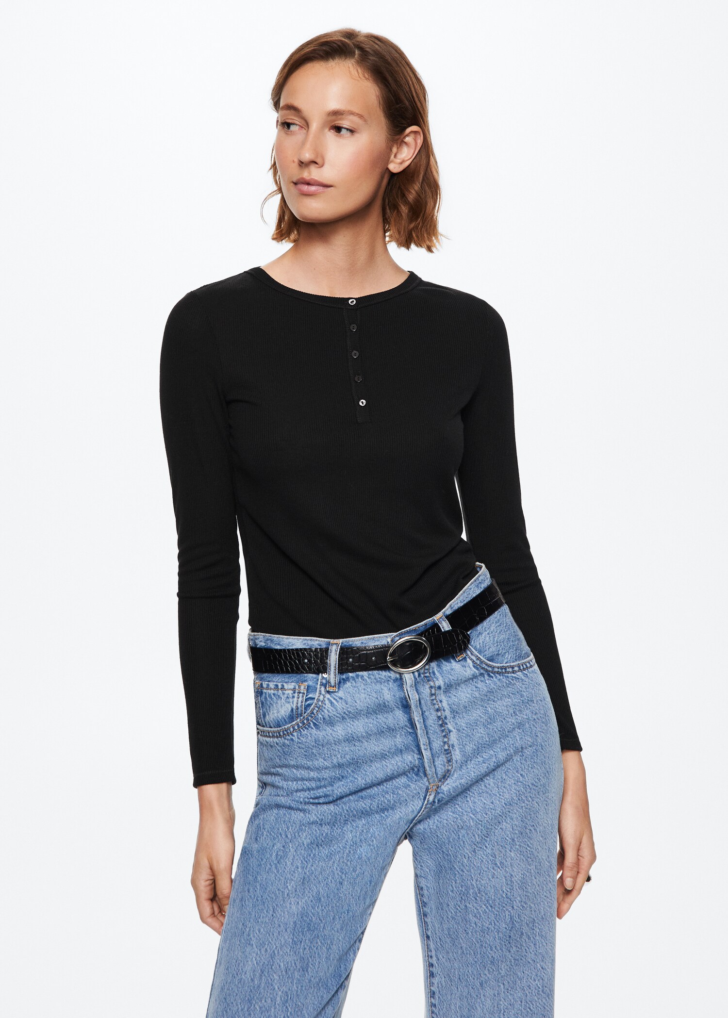 Tricou reiat cu nasturi - Plan mediu