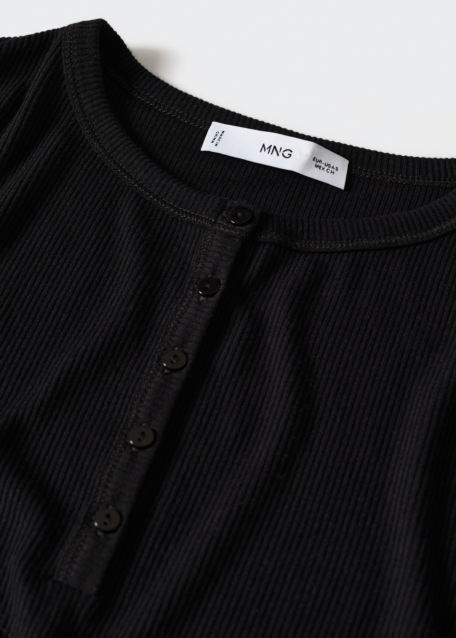Tricou reiat cu nasturi - Detaliu al articolului 8