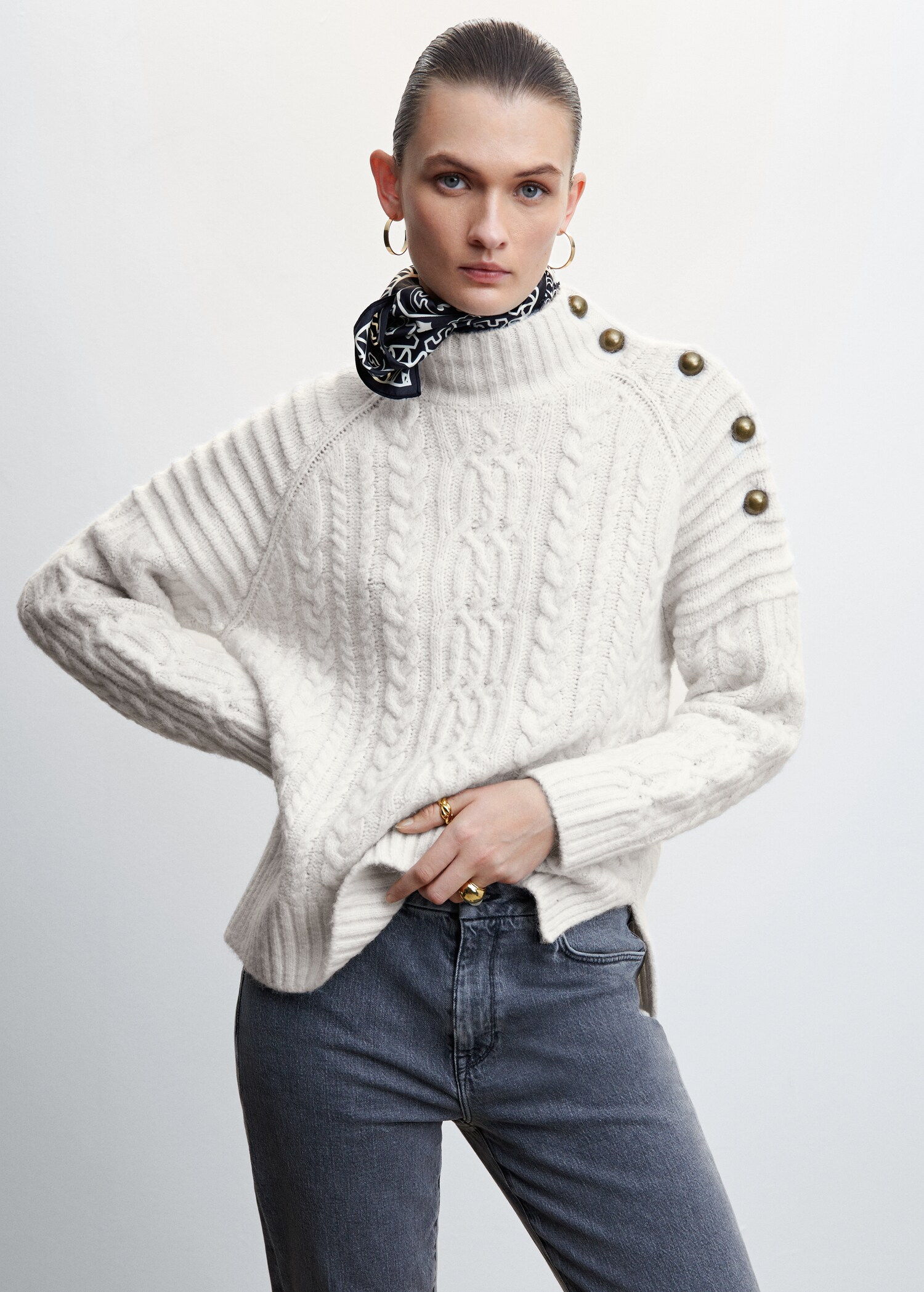 Geknöpfter Strickpullover mit Zopfmuster - Mittlere Ansicht