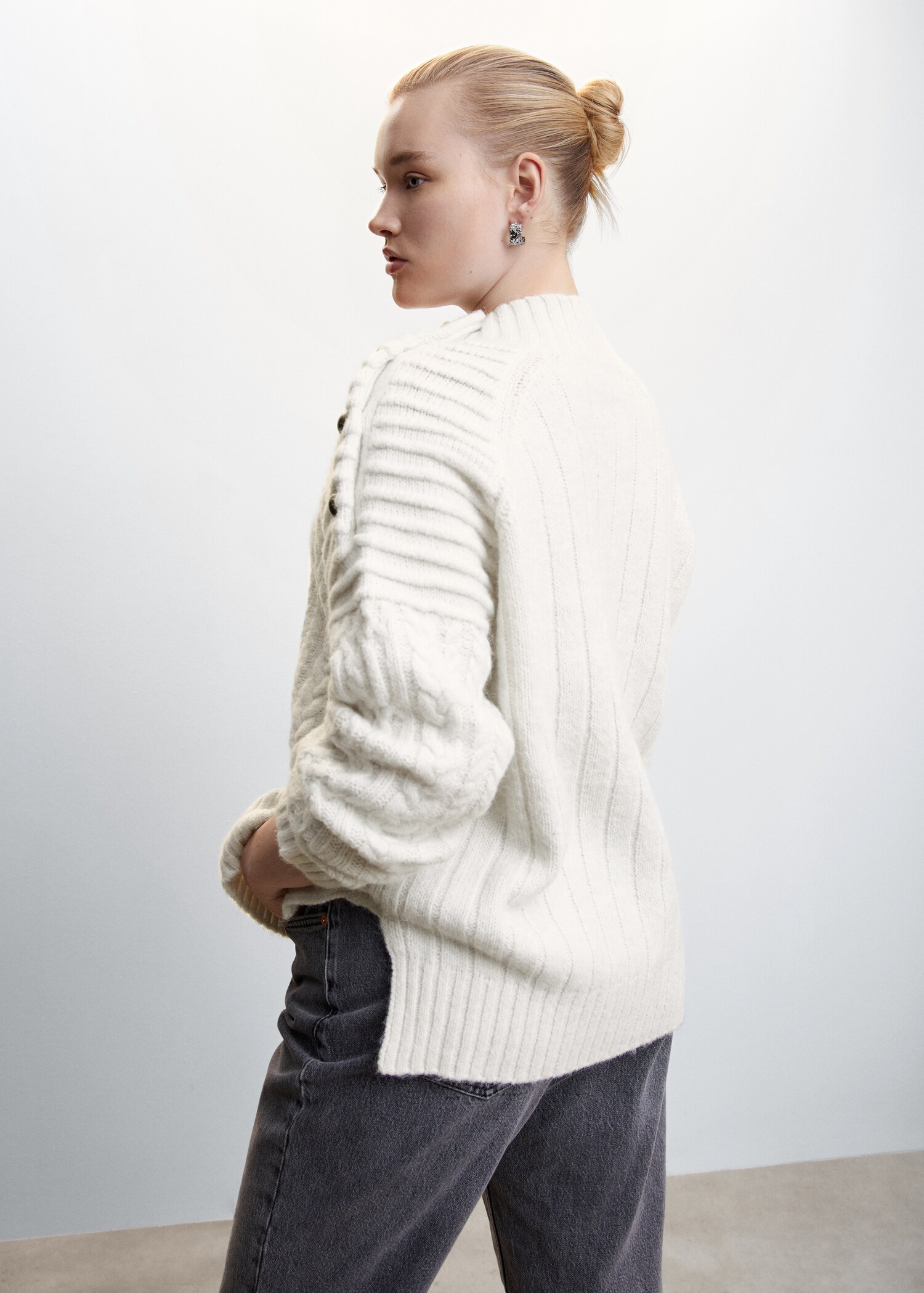 Geknöpfter Strickpullover mit Zopfmuster - Detail des Artikels 5