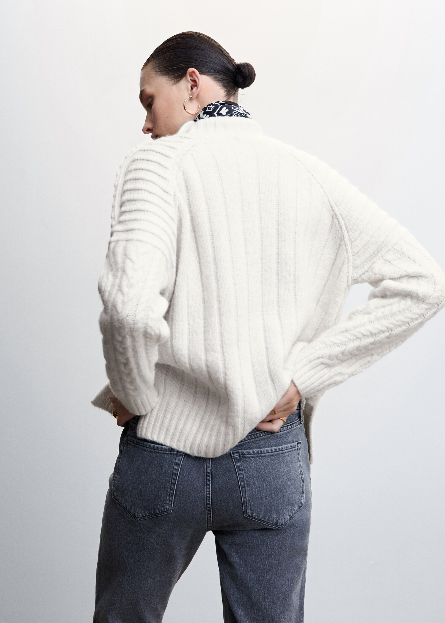 Geknöpfter Strickpullover mit Zopfmuster - Rückseite des Artikels