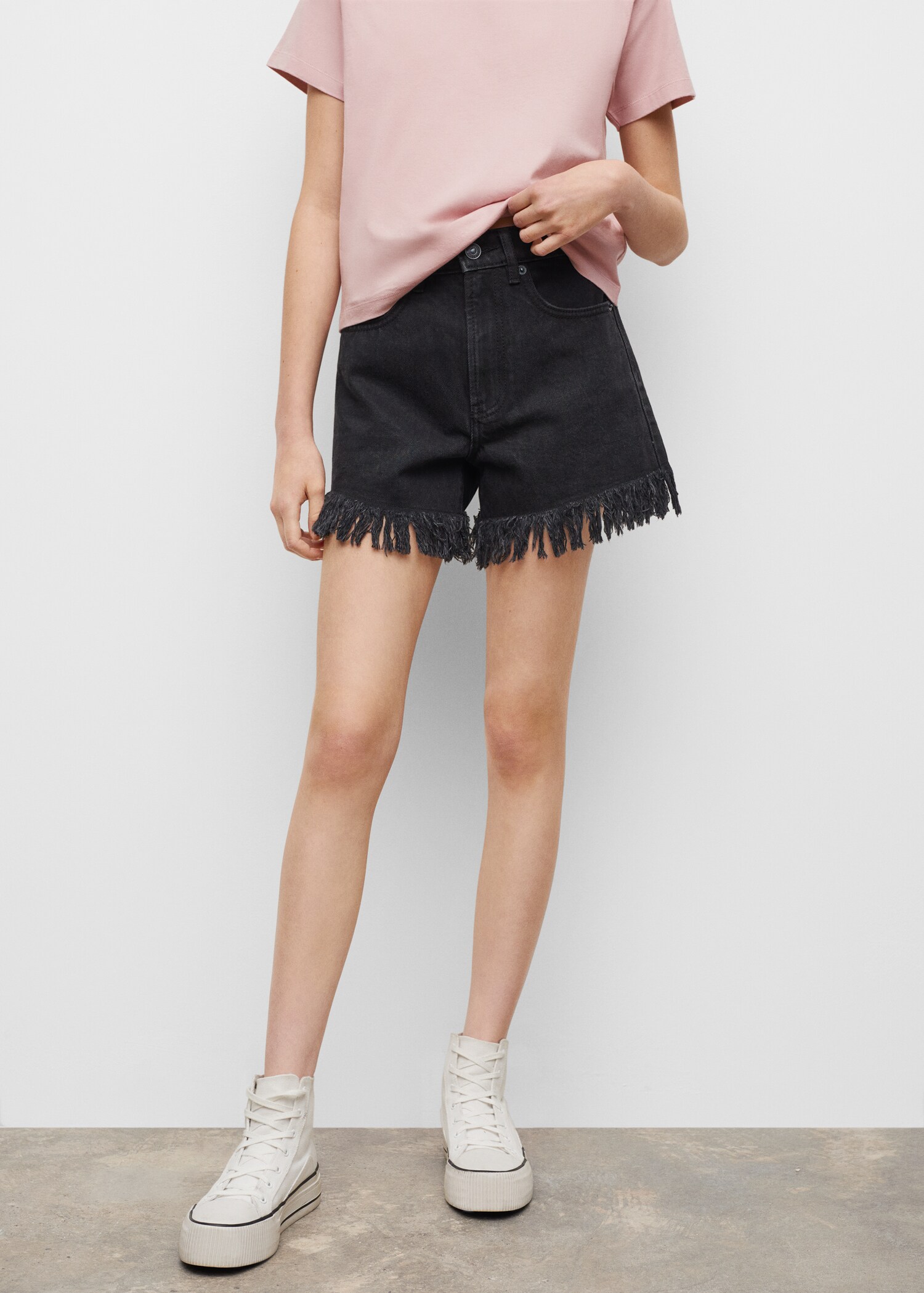 Frayed denim shorts - Details of the article 1