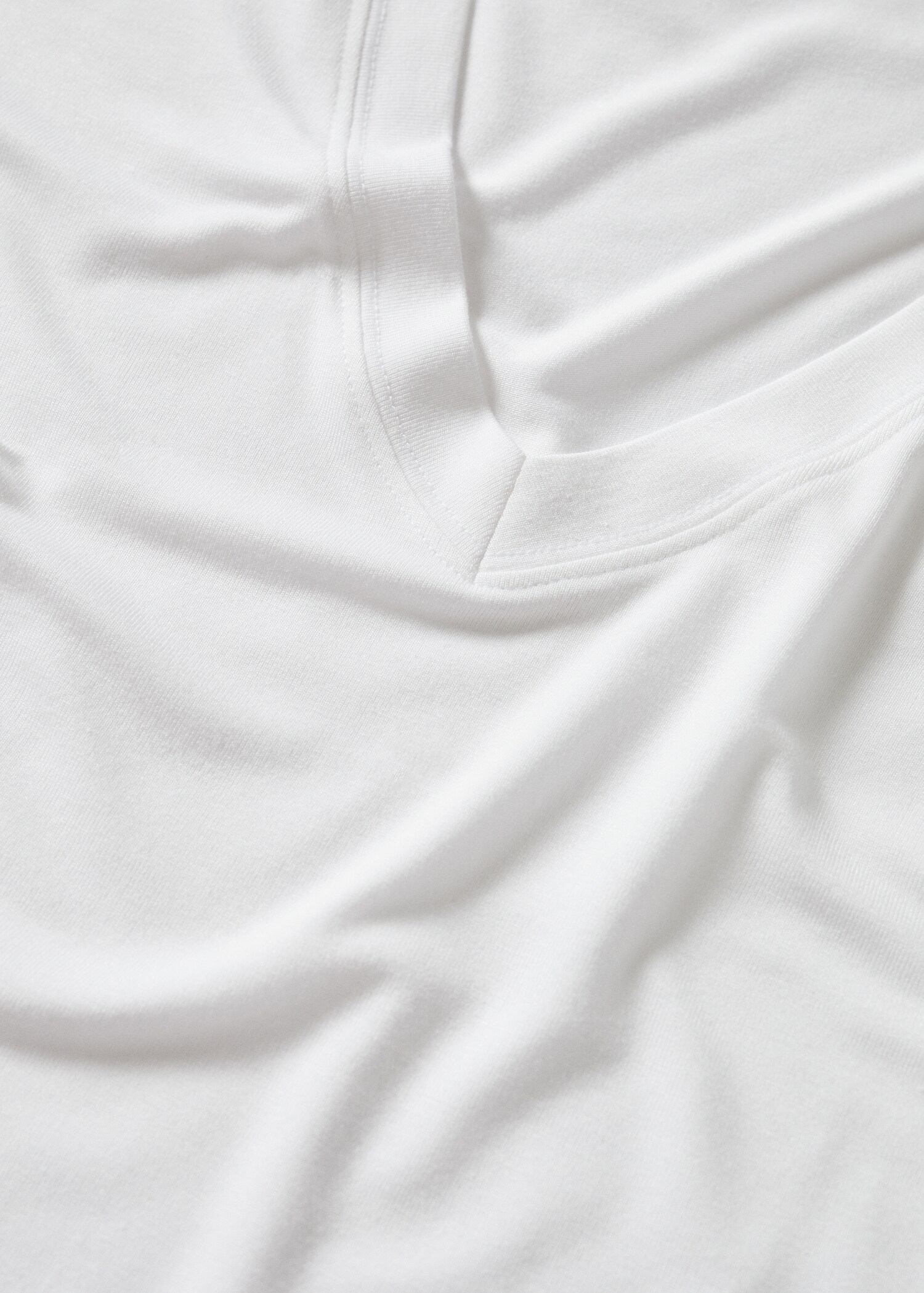Fließendes T-Shirt mit V-Ausschnitt - Detail des Artikels 8