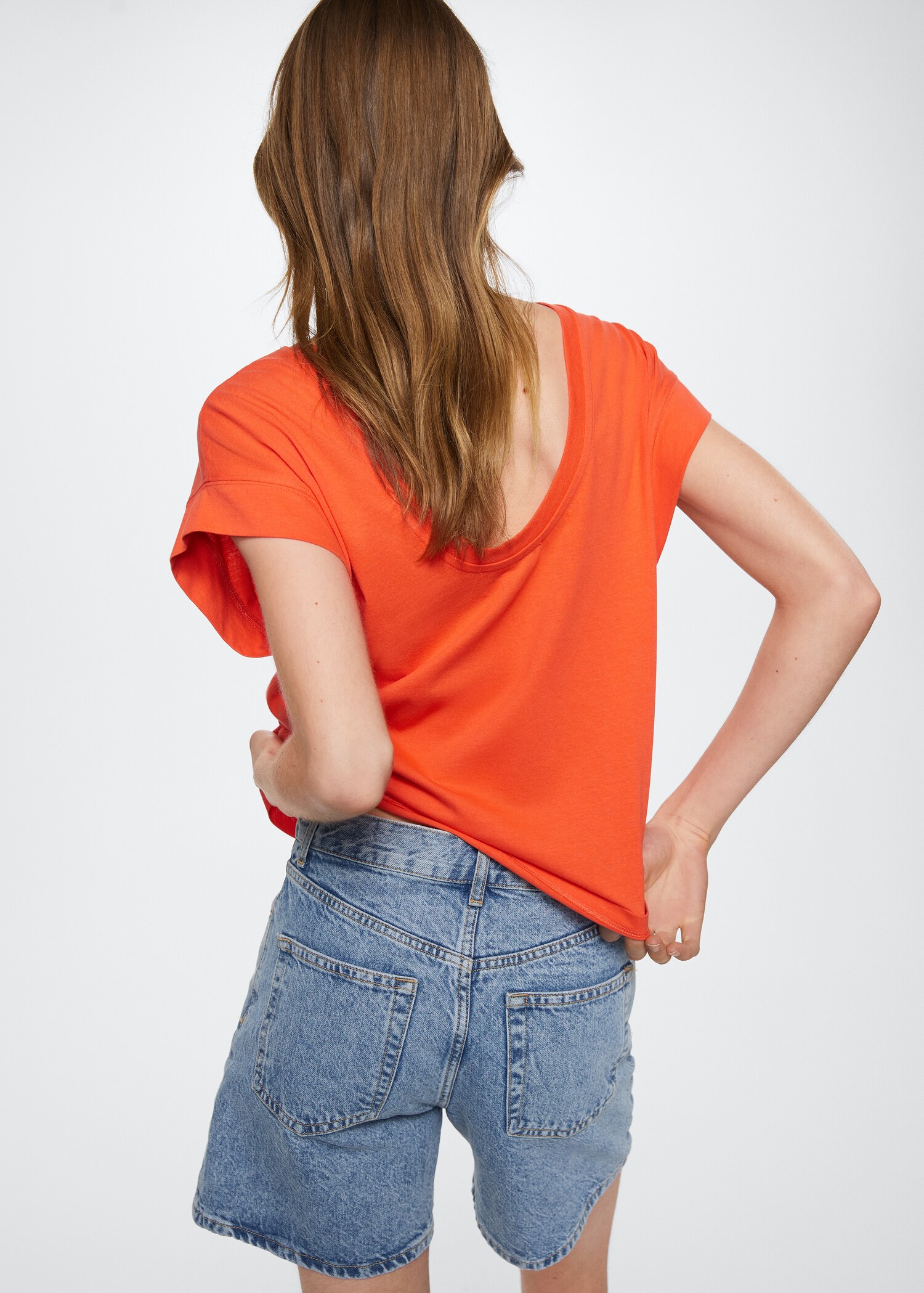 Scoop back T-shirt - Reverse of the article