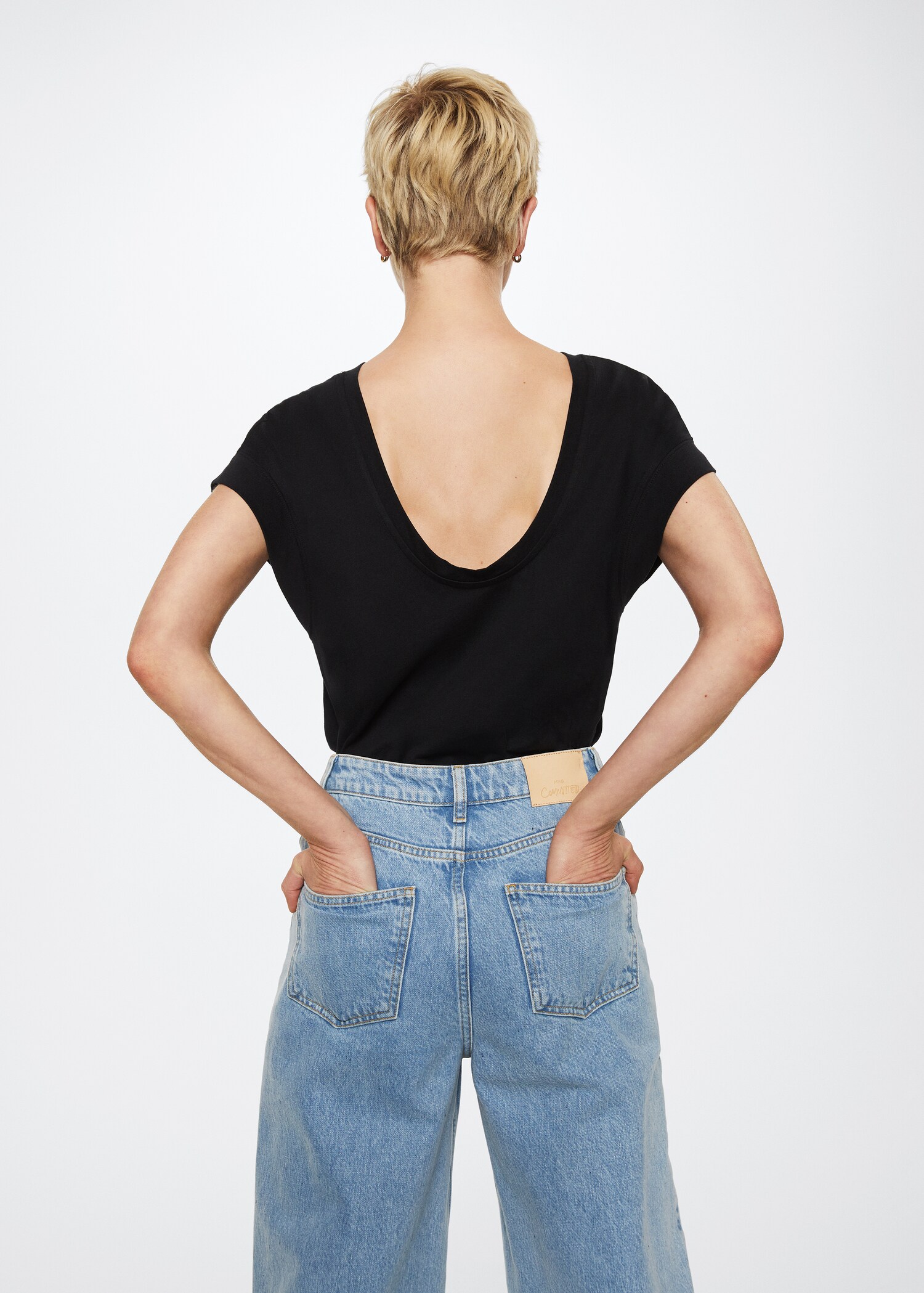 Scoop back T-shirt - Reverse of the article