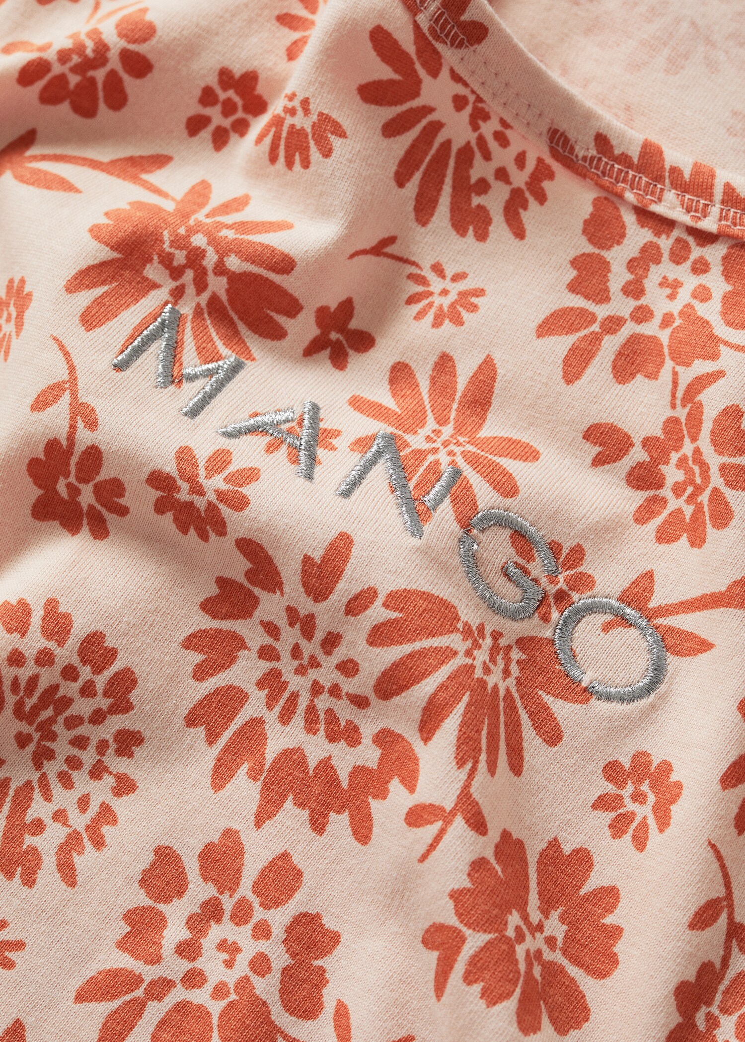 Gemustertes T-Shirt mit gesticktem Logo - Detail des Artikels 8