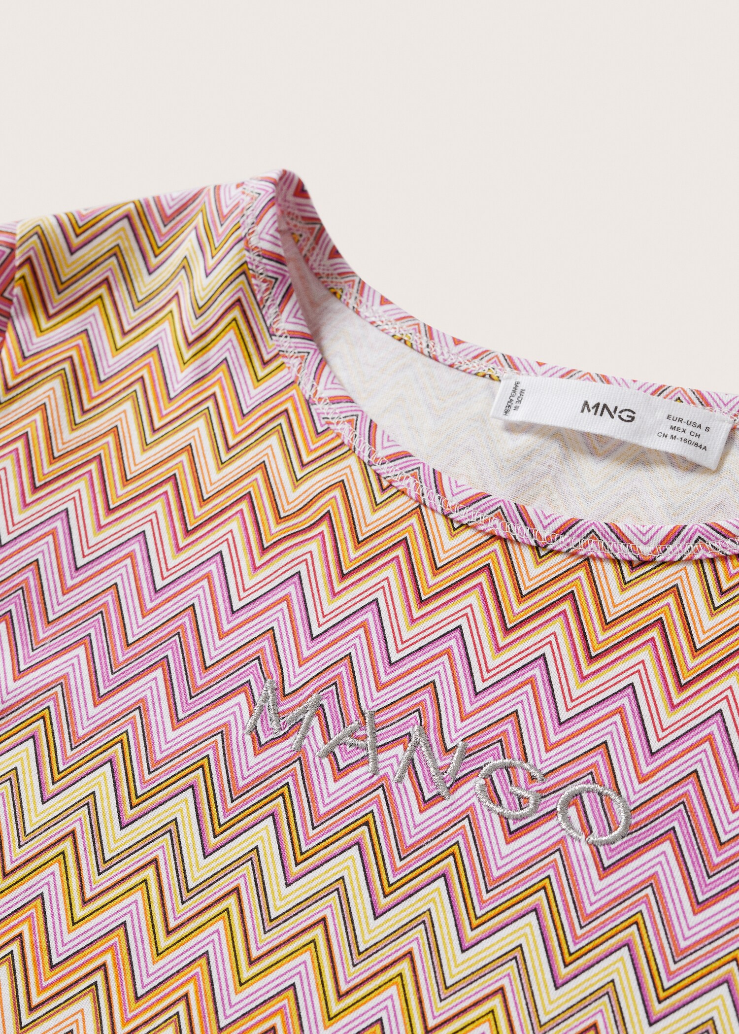 Gemustertes T-Shirt mit gesticktem Logo - Detail des Artikels 8