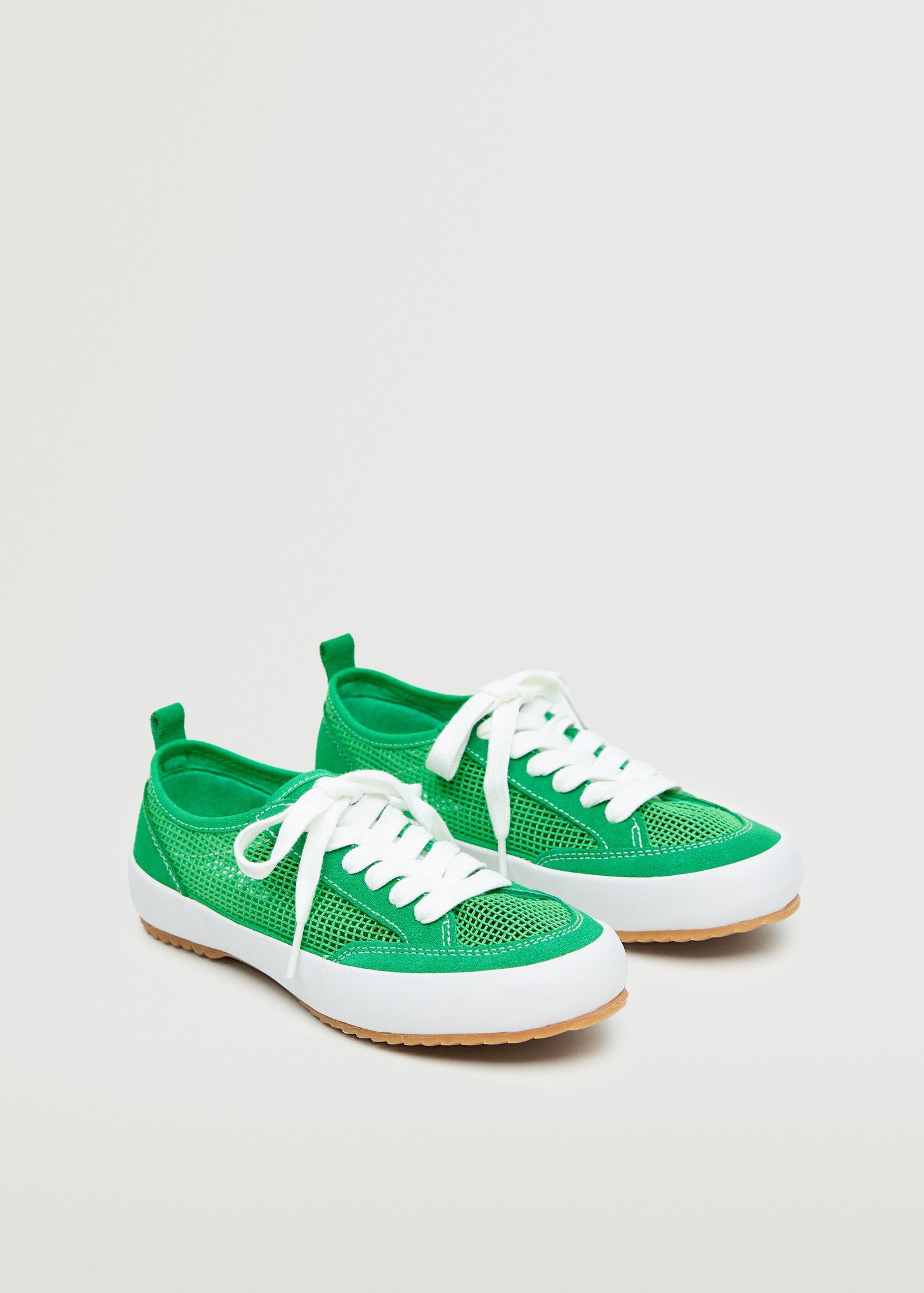 Kombinerade sneakers mesh - Bild av mittparti
