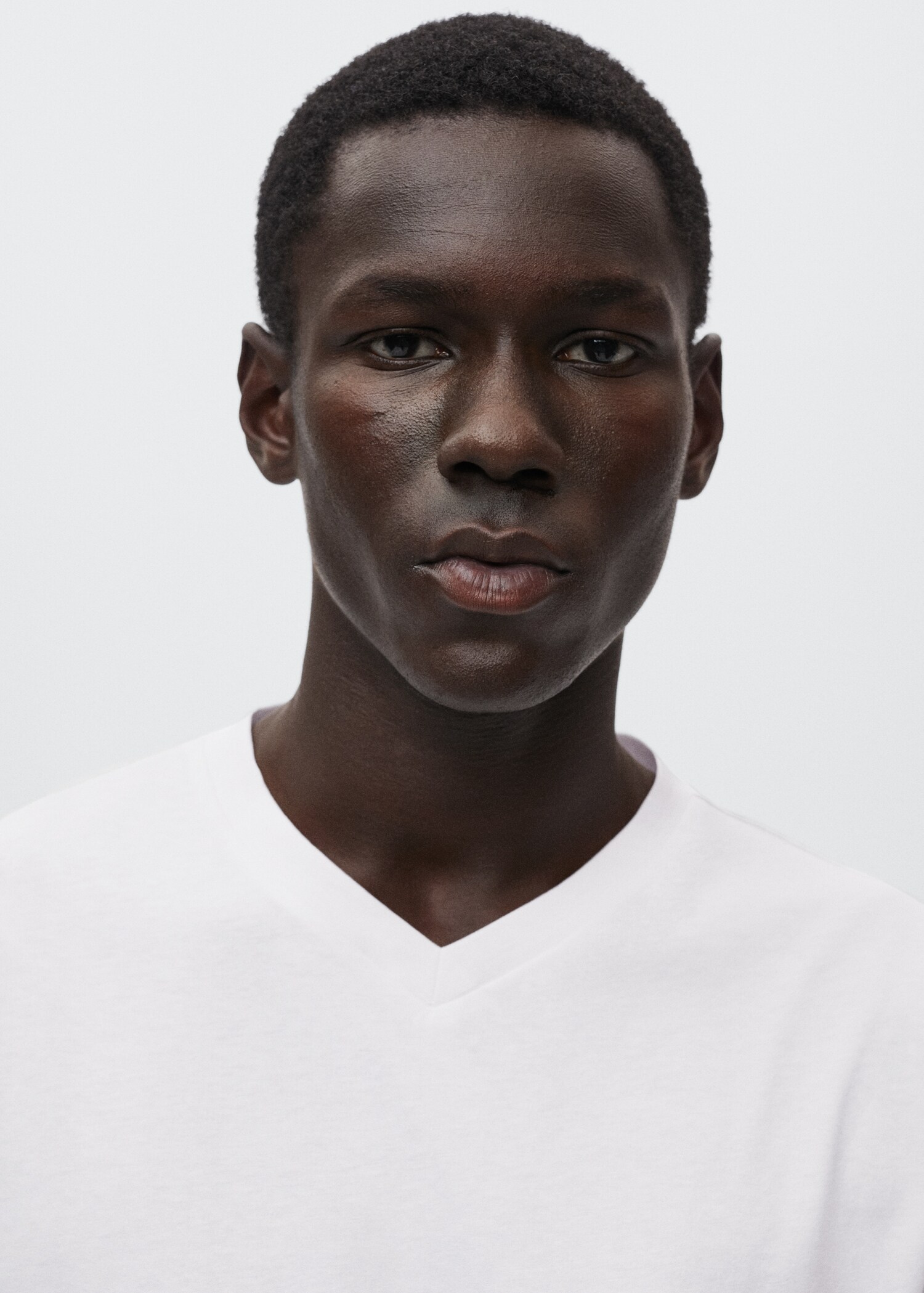 Basic V-neck t-shirt - Details of the article 1