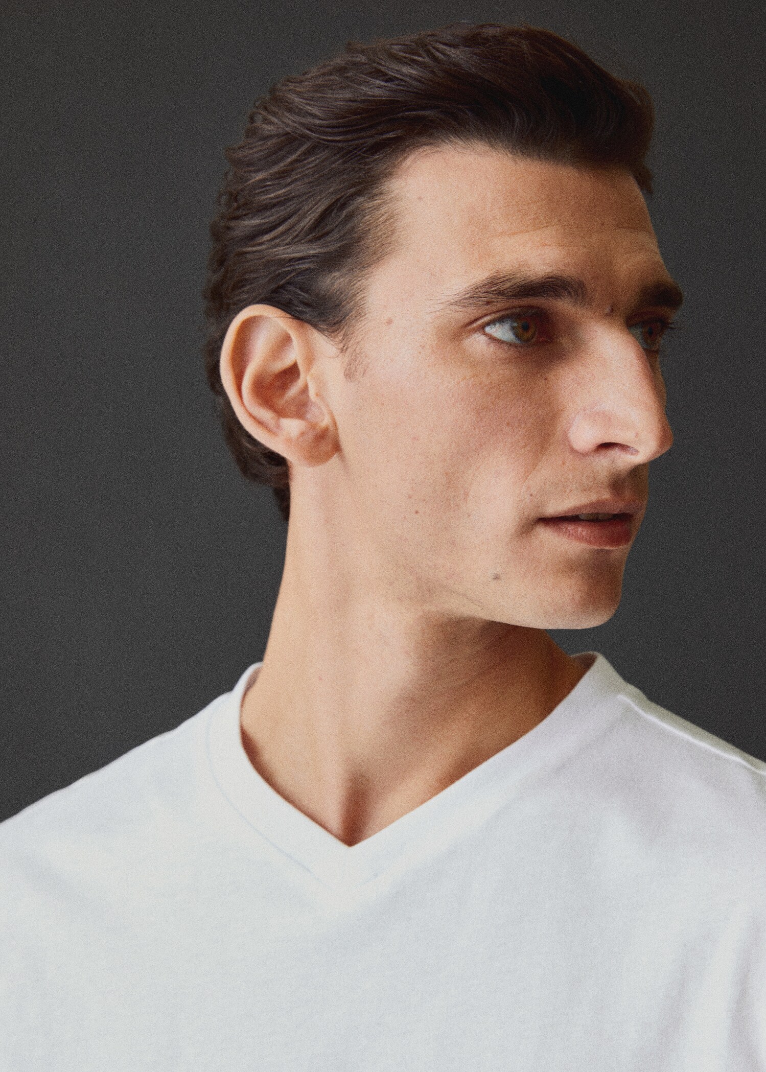 Basic V-neck t-shirt - Details of the article 5