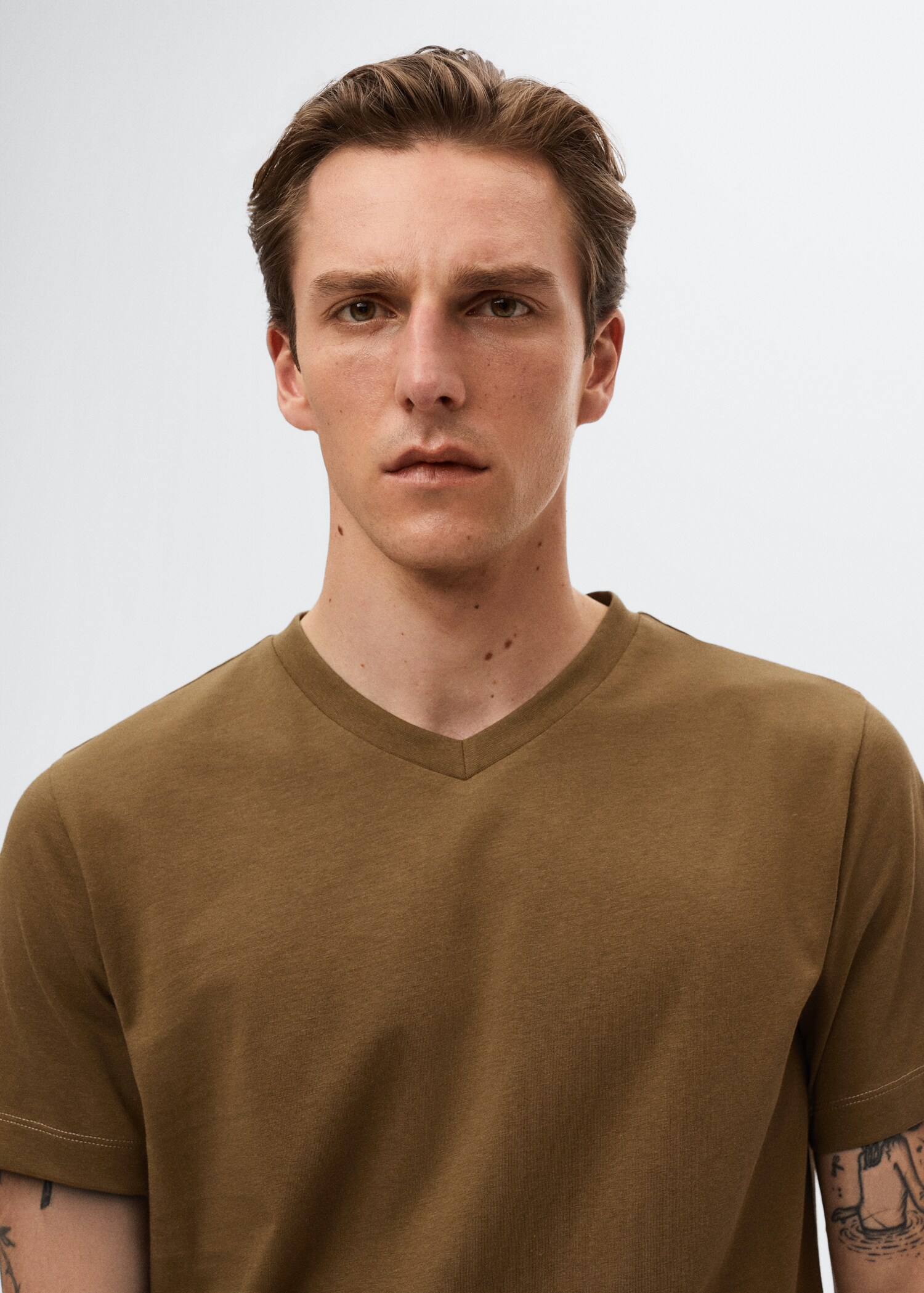 Basic V-neck t-shirt - Details of the article 1