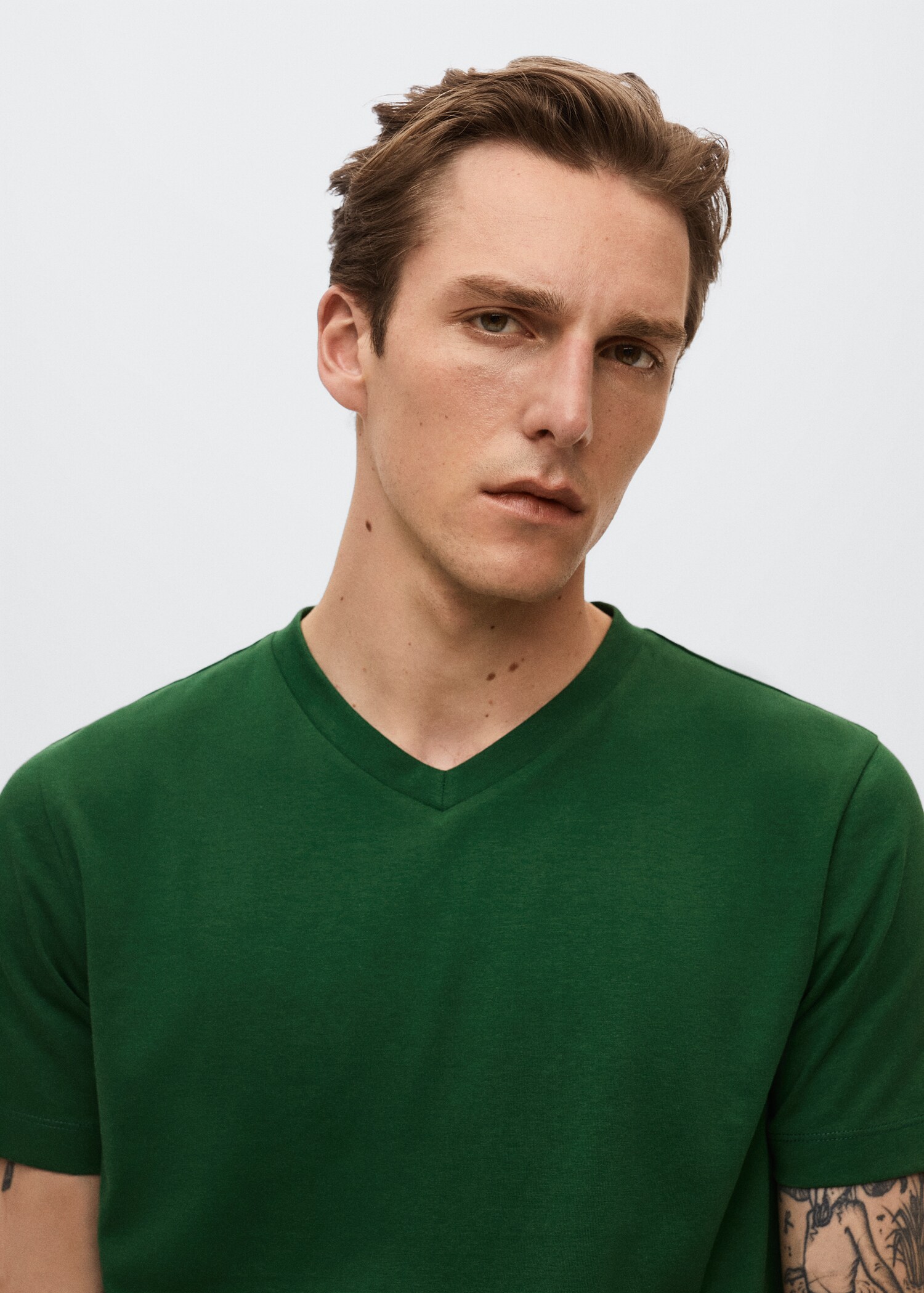 Basic V-neck t-shirt - Details of the article 1