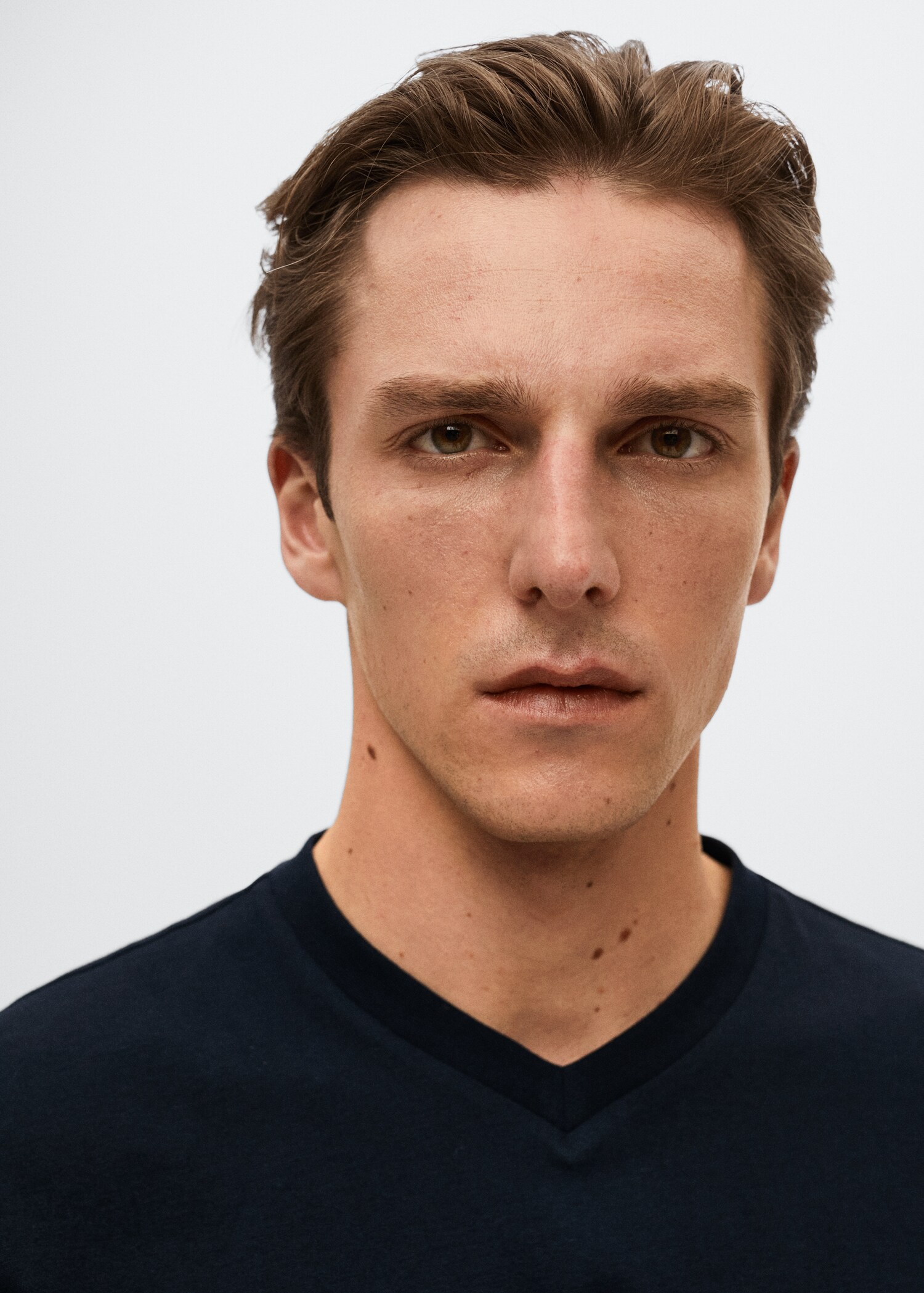 Basic V-neck t-shirt - Details of the article 1