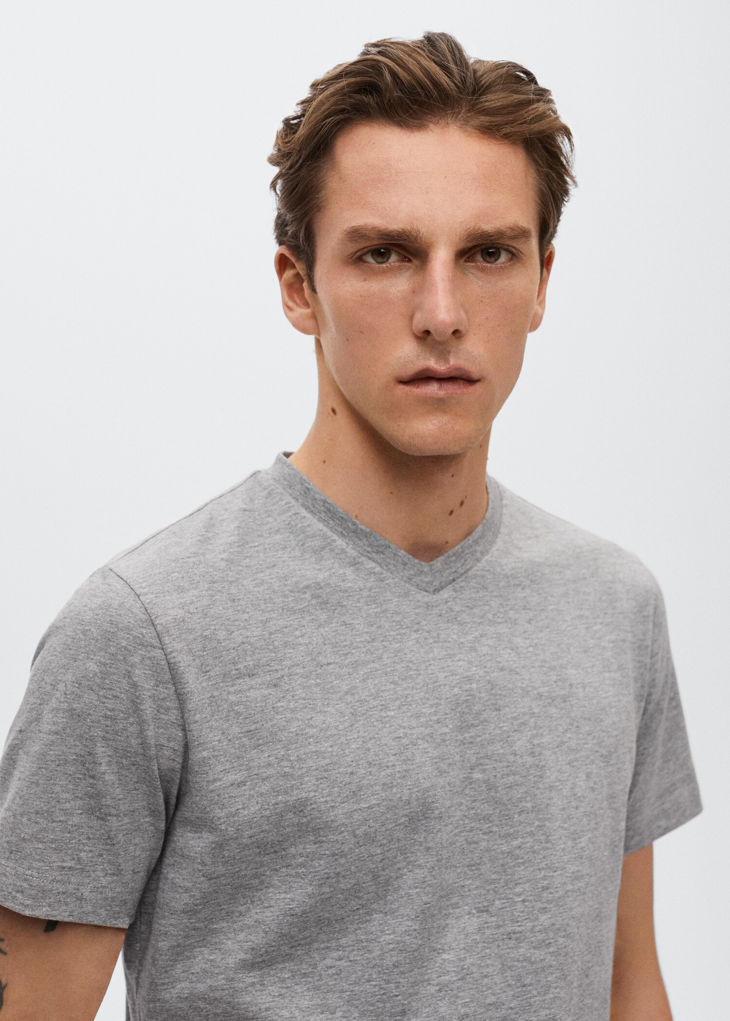 Basic V-neck t-shirt - Details of the article 1