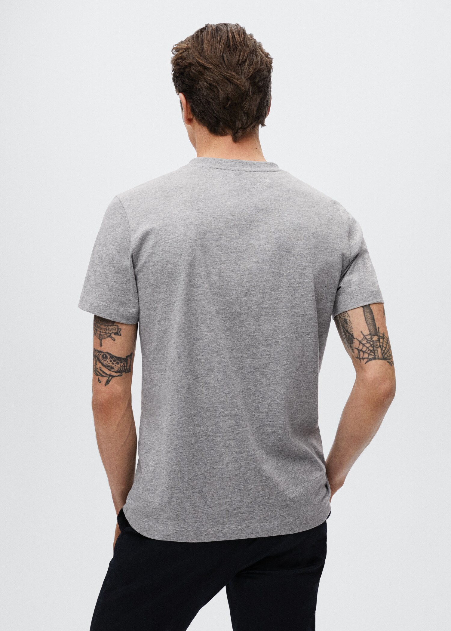 Basic V-neck t-shirt - Reverse of the article