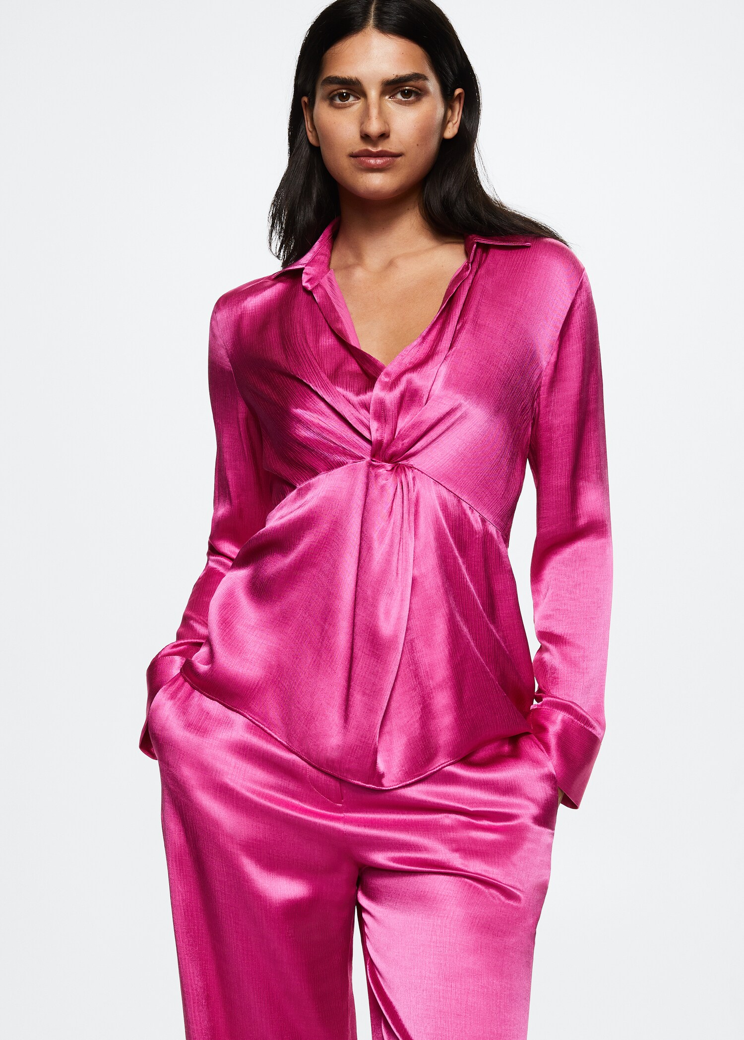 Blusa satinada botones - Plano medio
