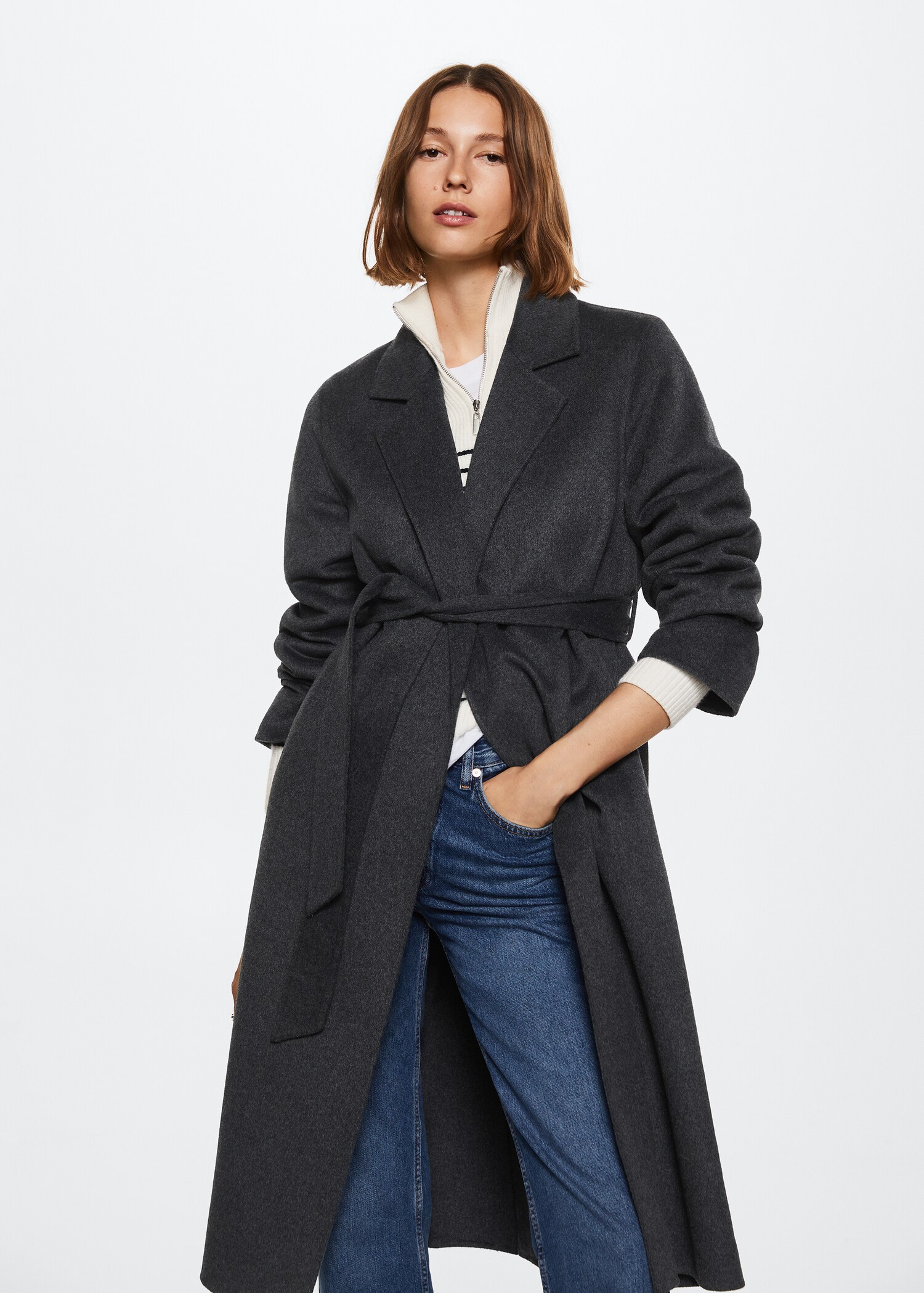 Manteau fait main avec ceinture - Plan moyen
