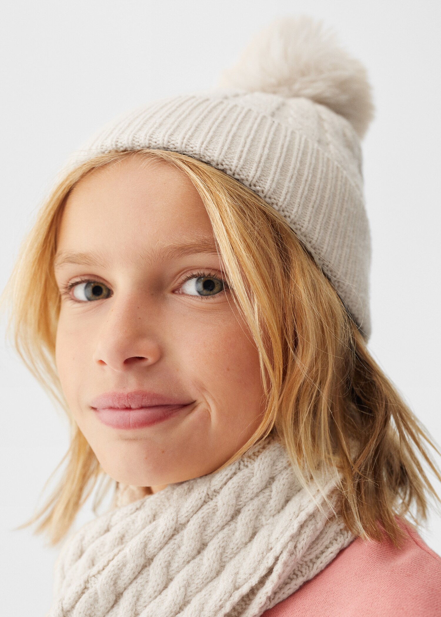 Knitted braided hat - Details of the article 1