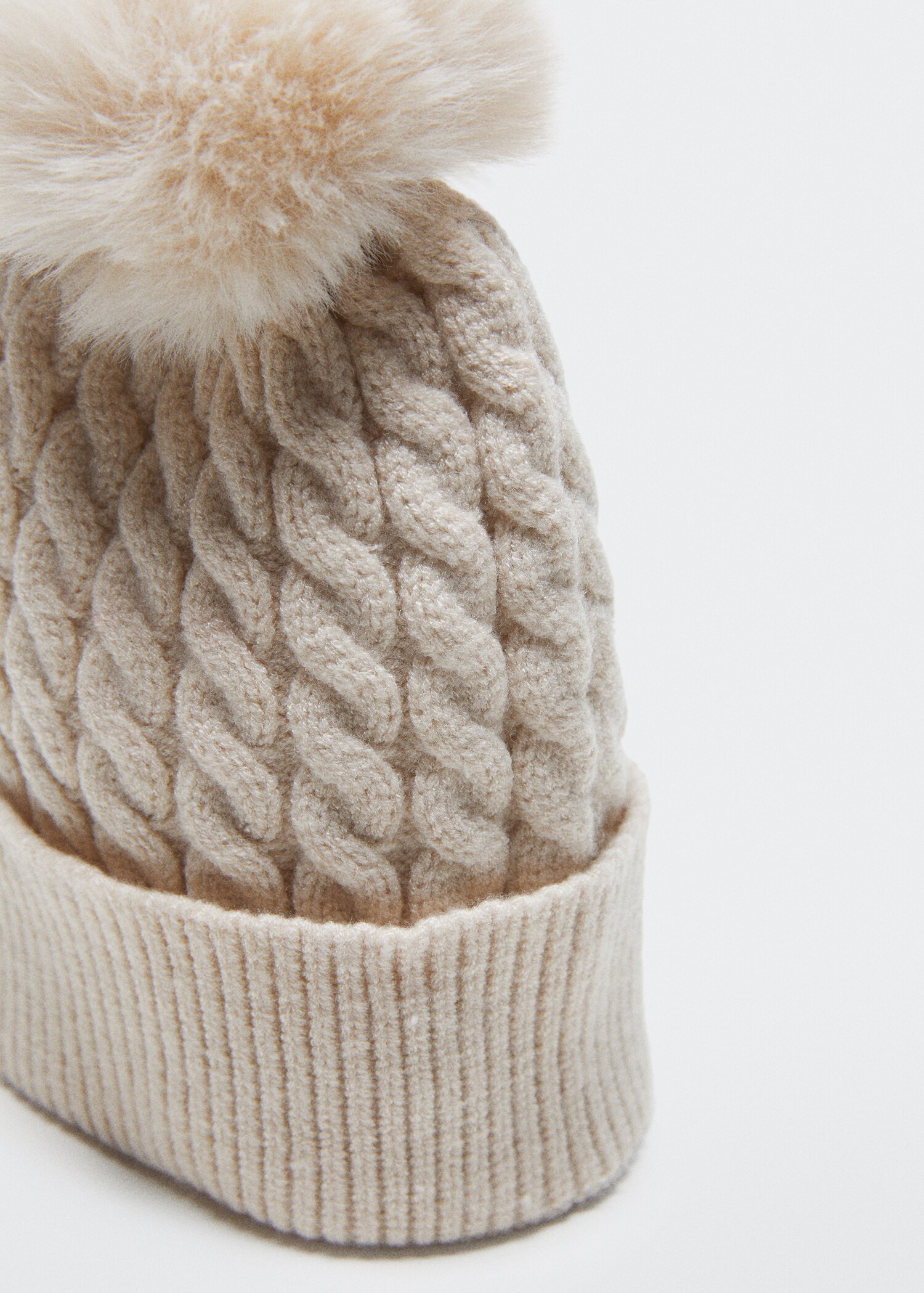 Knitted braided hat - Details of the article 2