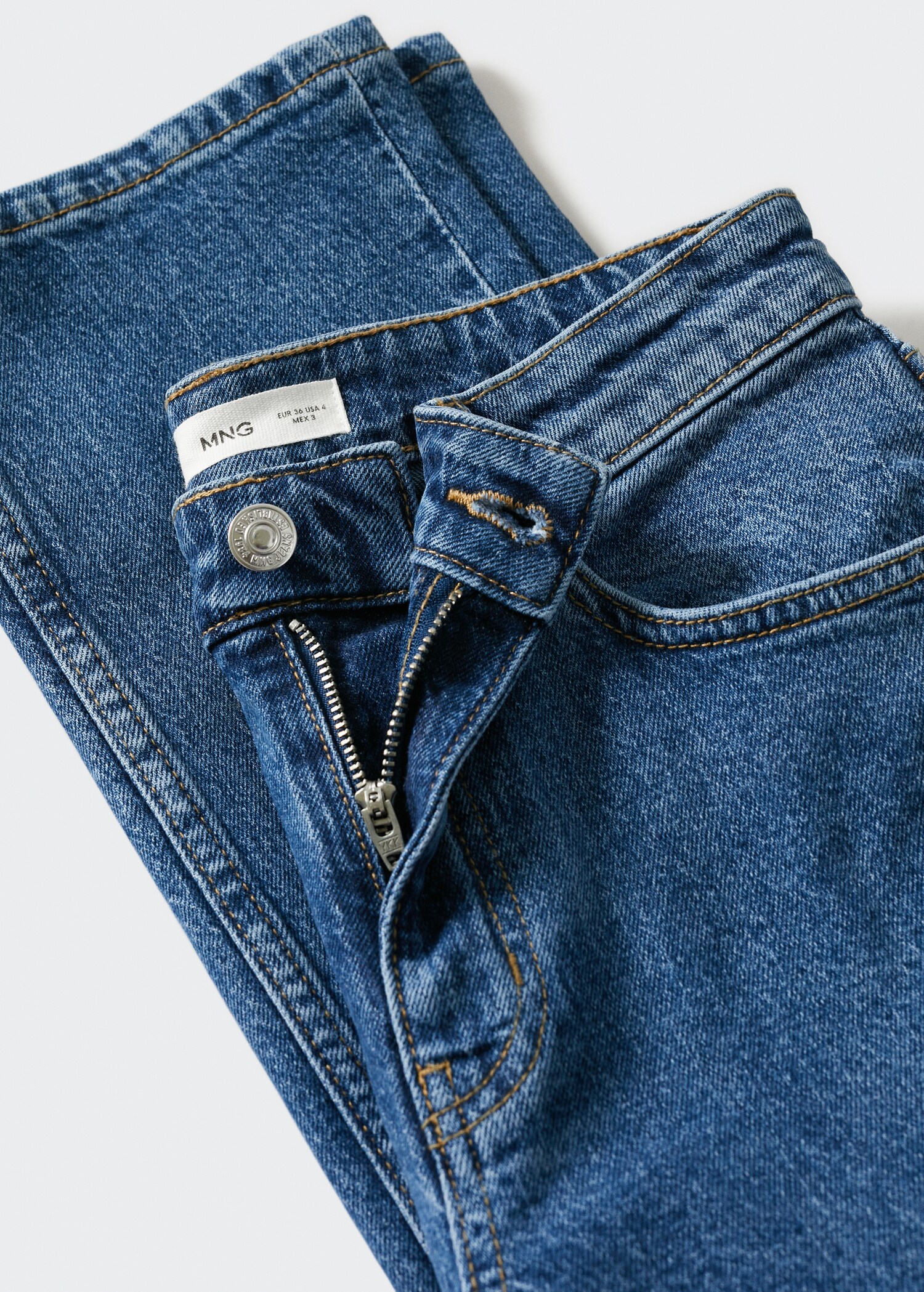 Medium-rise flared jeans  - Details of the article 8