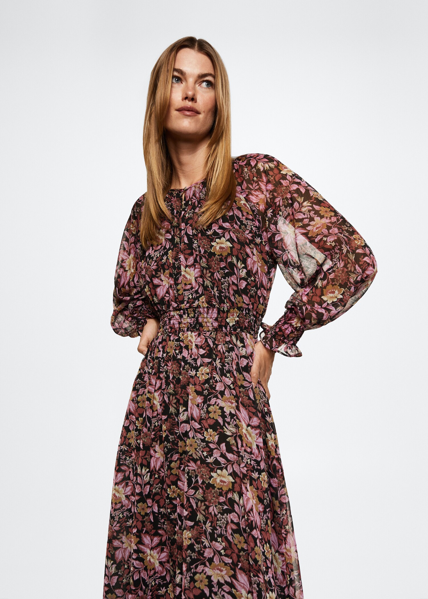 Robe à imprimé fleurs - Plan moyen