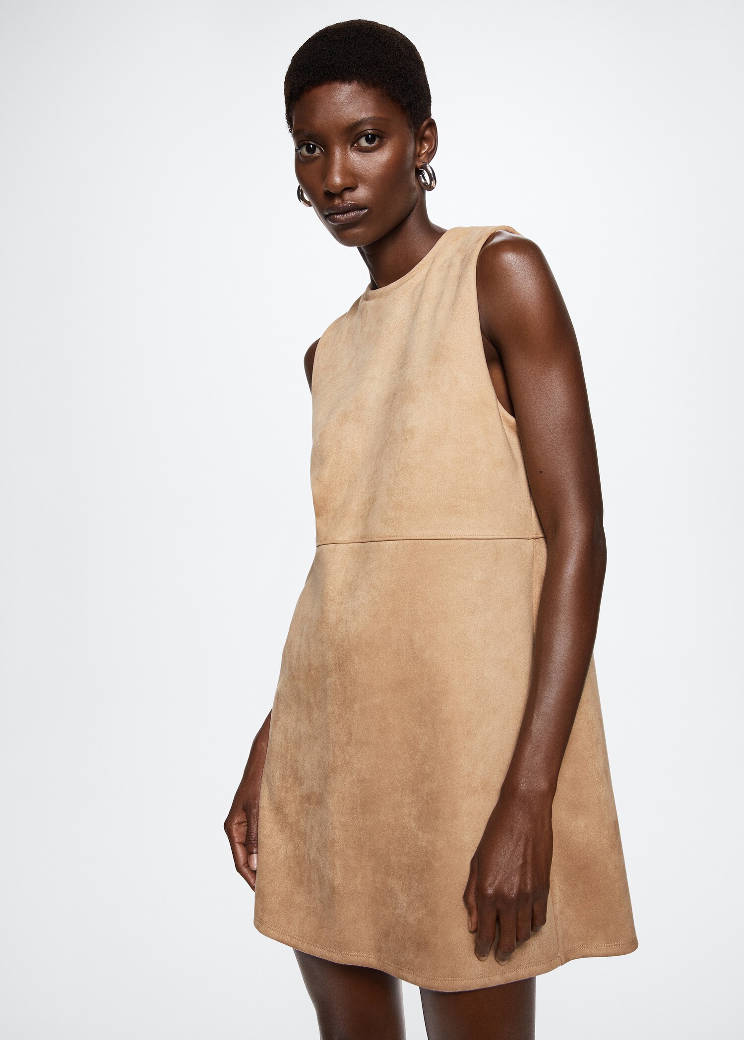 Robe droite suédine - Plan moyen