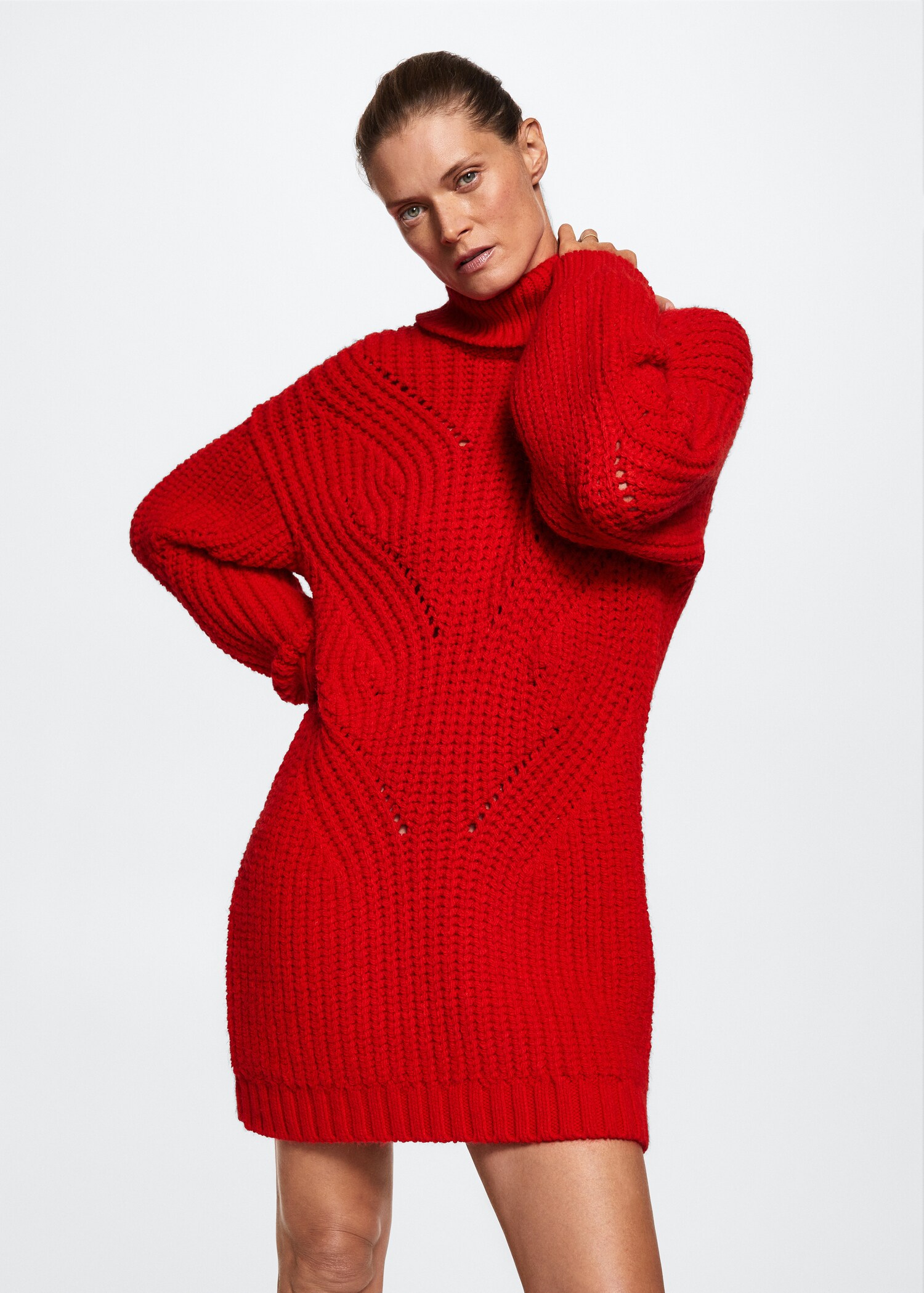 Robe maille col roulé - Plan moyen
