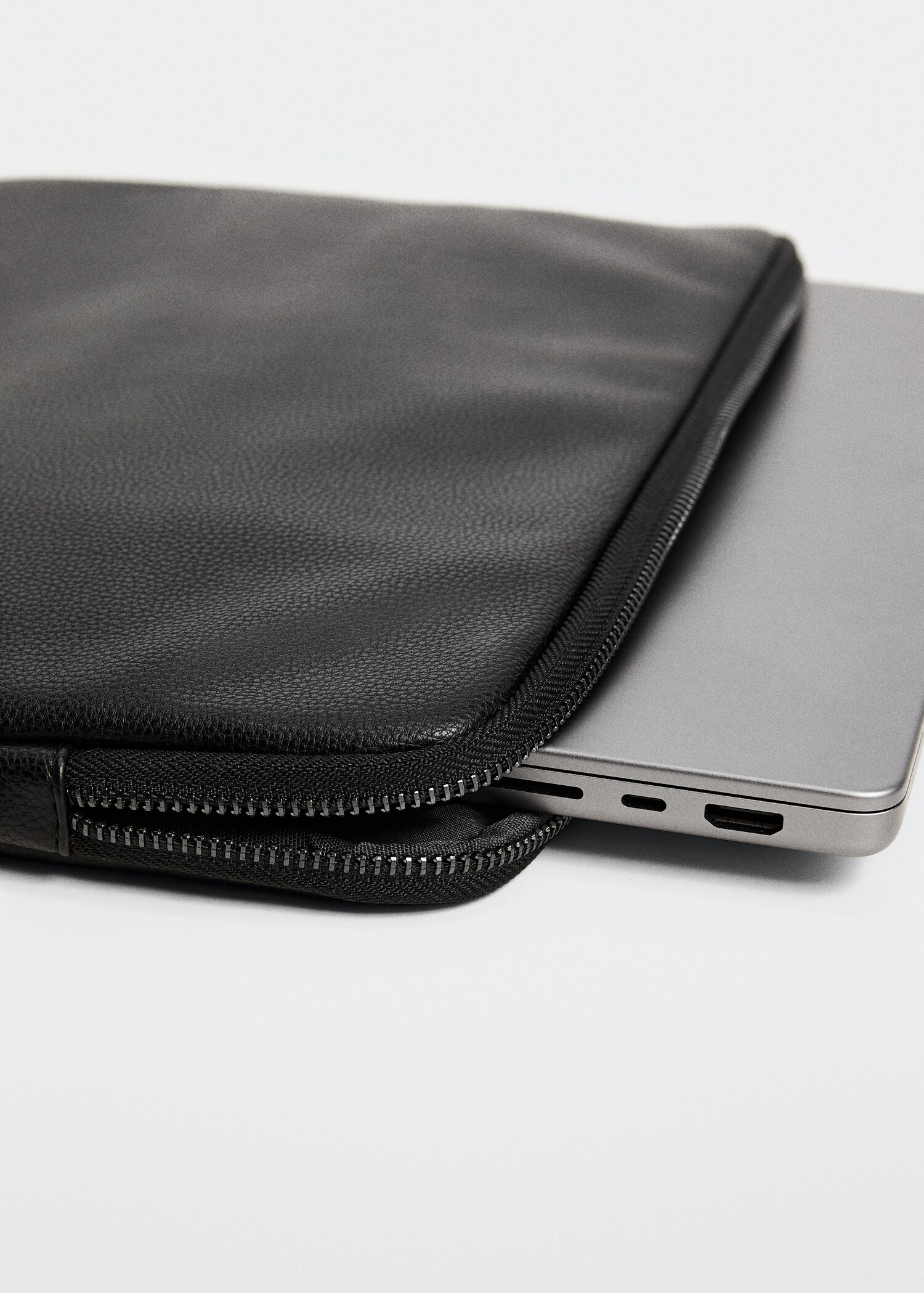 Leather-effect laptop case - Details of the article 2